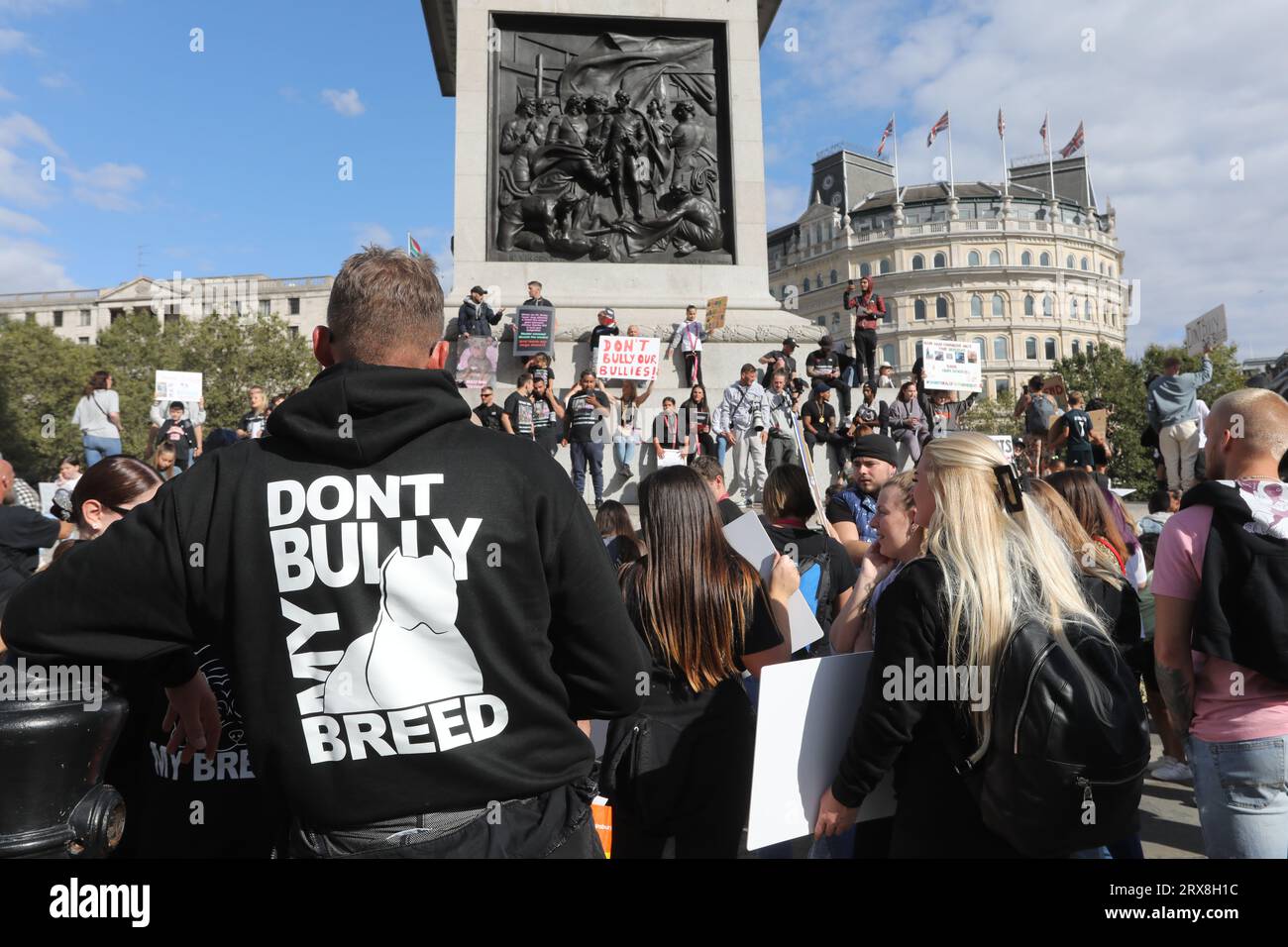 London, Großbritannien, 23. September 2023. Demonstranten versammelten sich heute auf dem Trafalgar Square in London, um gegen Rishi Sunaks Ankündigung in dieser Woche zu protestieren, dass XL-Bulldoggen nach einer Reihe von Angriffen verboten werden. Quelle: Monica Wells/Alamy Live News Stockfoto