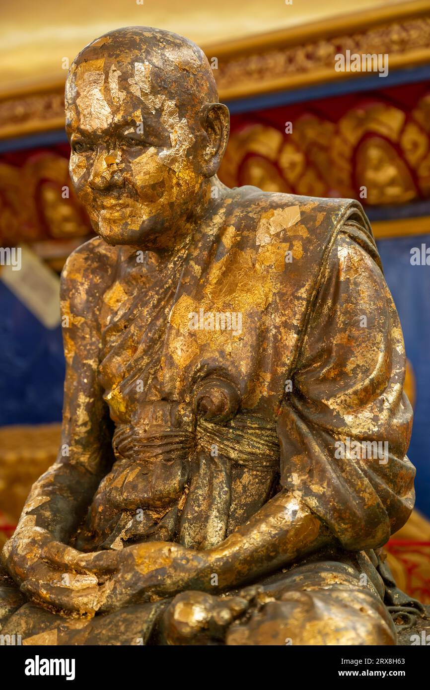 Statue von Phor Tan Daeng, bedeckt mit Blattgold im Wat Chayamangkalaram, dem thailändischen buddhistischen Tempel, Penang, Malaysia Stockfoto