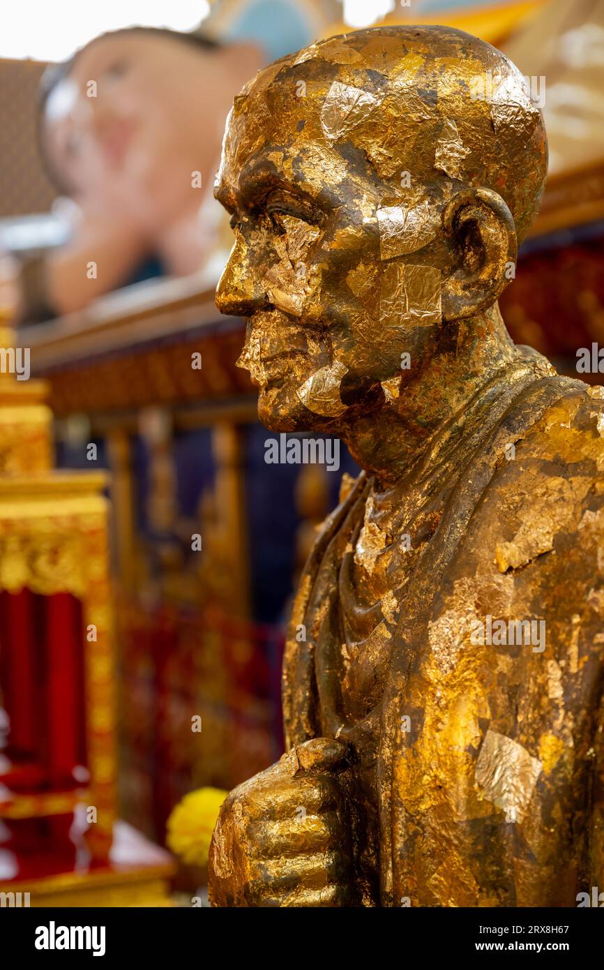 Statue von Luang Phor Toh, bedeckt mit Blattgold im Wat Chayamangkalaram, dem thailändischen buddhistischen Tempel, Penang, Malaysia Stockfoto