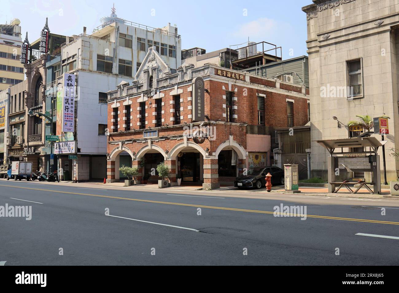 Taichung City, Taiwan, 14. September 2023. Ein Schwenken des Vordergrunds des Zen'ando Taiwan Taichung Suncake Museum. Stockfoto