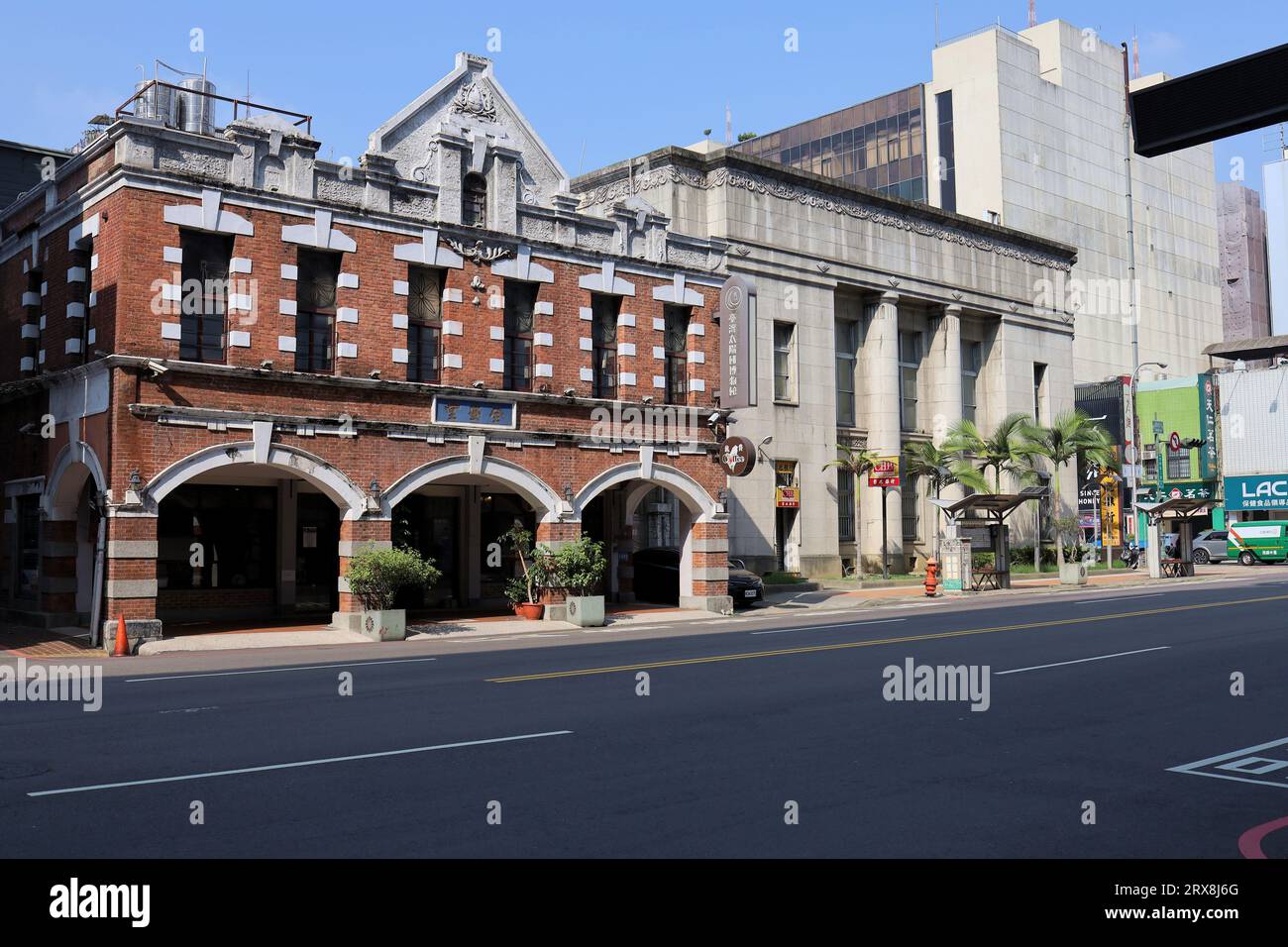 Taichung City, Taiwan, 14. September 2023. Ein Schwenken des Vordergrunds des Zen'ando Taiwan Taichung Suncake Museum. Stockfoto