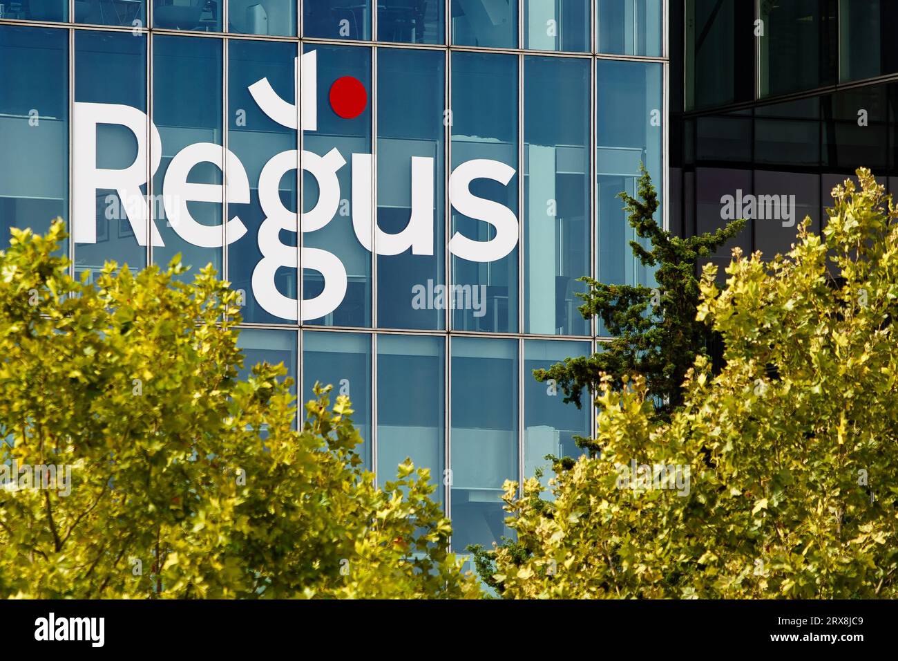 Bukarest, Rumänien - 19. September 2023: Das Logo von Regus Romania, der Marke des multinationalen Unternehmens IWG für Arbeitsplatzlösungen, ist auf einem Gebäude in B zu sehen Stockfoto