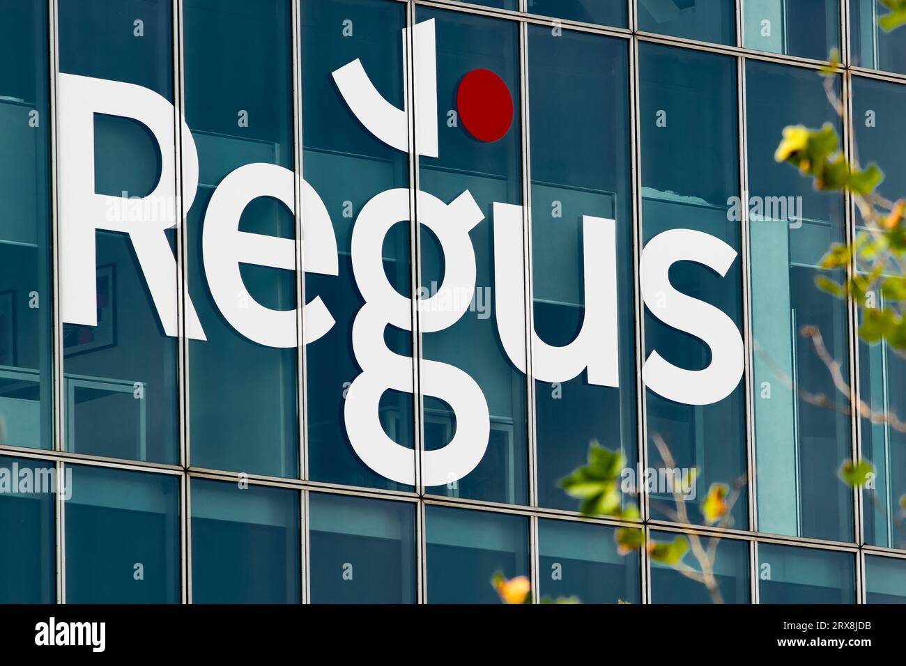 Bukarest, Rumänien - 19. September 2023: Das Logo von Regus Romania, der Marke des multinationalen Unternehmens IWG für Arbeitsplatzlösungen, ist auf einem Gebäude in B zu sehen Stockfoto