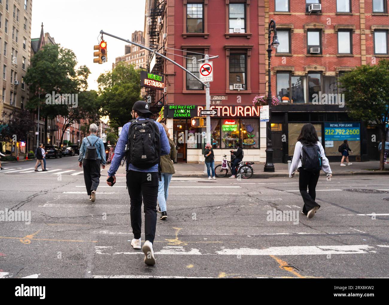New York City, New York - 21. September 2023: Straßenszene aus dem West Village in Manhattan mit Menschen, die die Straße überqueren. Stockfoto