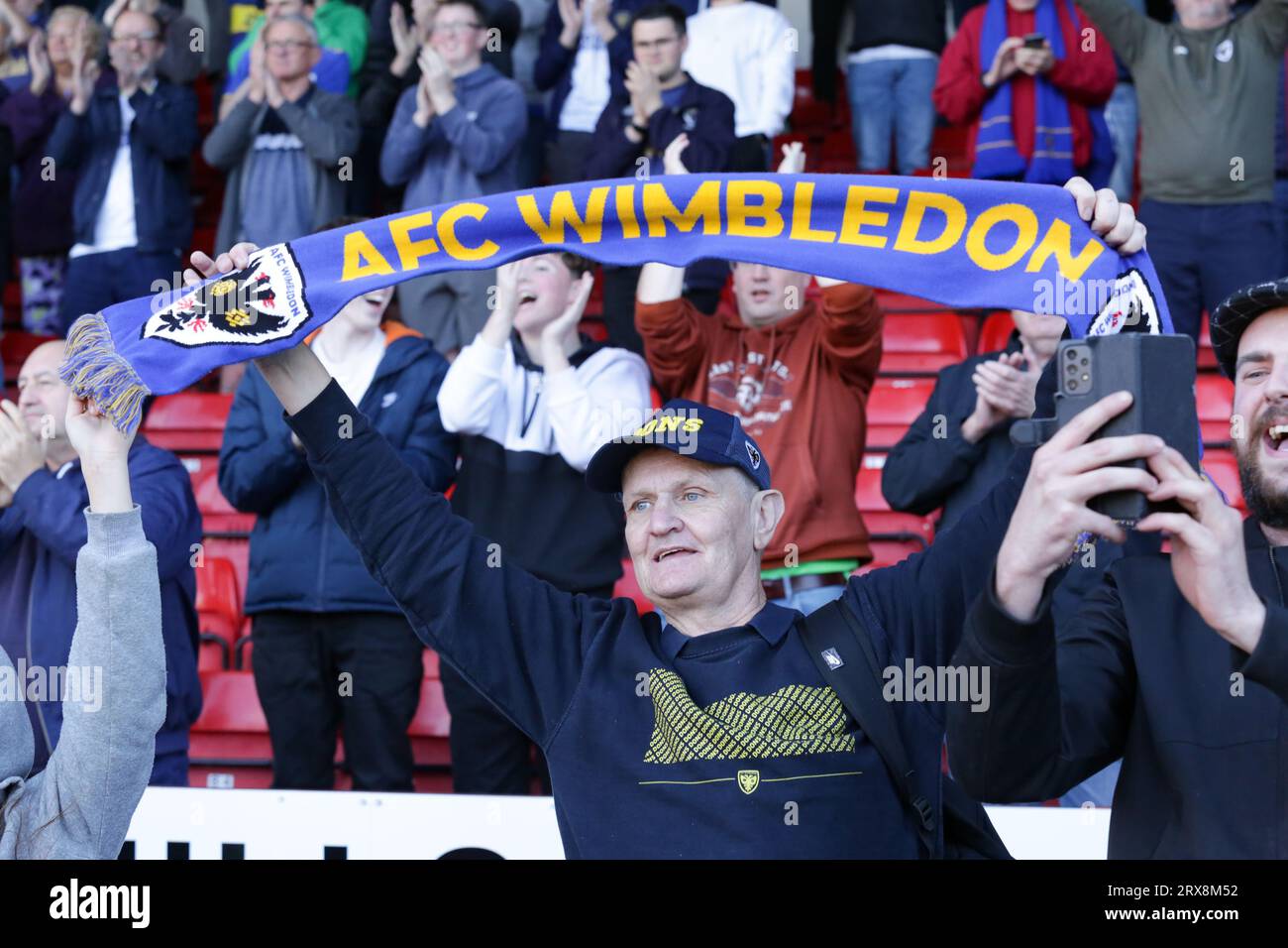 Wimbledon Fans nach dem Spiel während des Sky Bet League 2 Spiels zwischen Walsall und AFC Wimbledon im Banks's Stadium, Walsall am Samstag, den 23. September 2023. (Foto: Gustavo Pantano | MI News) Credit: MI News & Sport /Alamy Live News Stockfoto