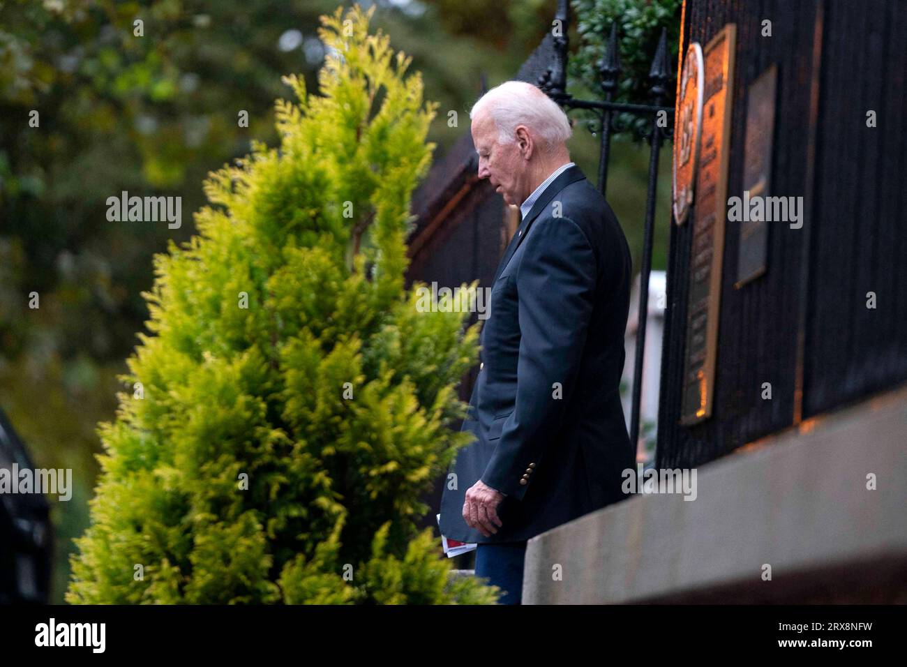 Washington, Usa. September 2023. US-Präsident Joe Biden legt am Samstag, den 23. September 2023, die Nachmittagsmesse in der Holy Trinity Catholic Church im Stadtteil Georgetown in Washington, DC ab. (Foto: Bonnie Cash/SIPA USA) Credit: Abaca Press/Alamy Live News Stockfoto