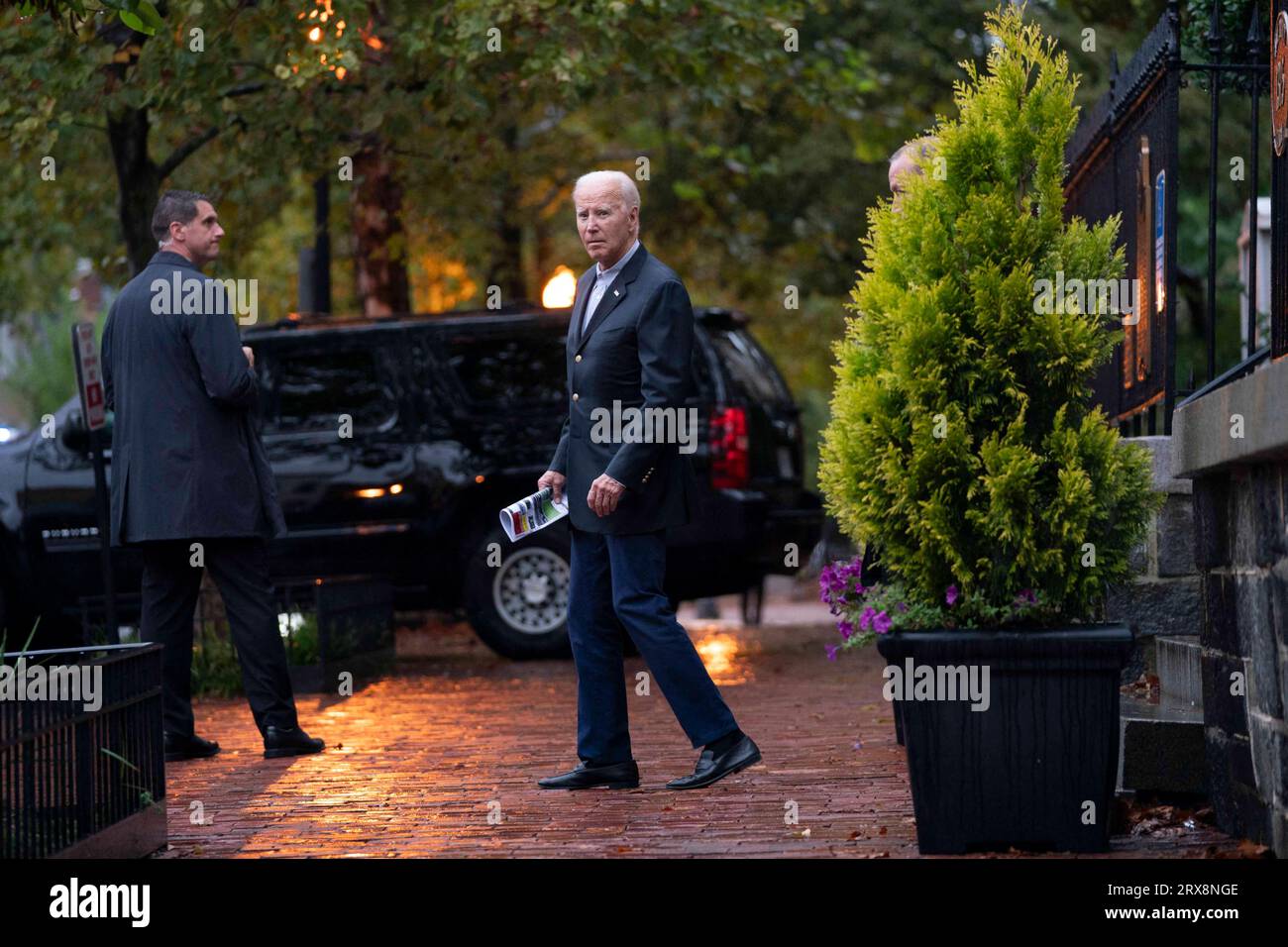 Washington, Usa. September 2023. US-Präsident Joe Biden legt am Samstag, den 23. September 2023, die Nachmittagsmesse in der Holy Trinity Catholic Church im Stadtteil Georgetown in Washington, DC ab. (Foto: Bonnie Cash/SIPA USA) Credit: Abaca Press/Alamy Live News Stockfoto