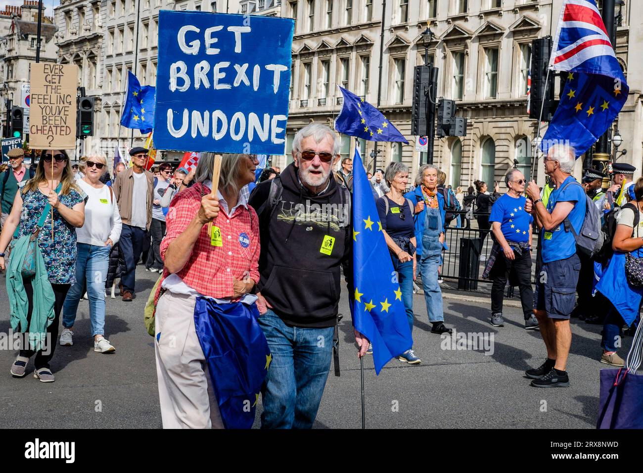 23. September 2023. London, Großbritannien. Rund 3.000 EU-freundliche Aktivisten und Unterstützer nehmen an einem nationalen Wiederzusammenkommensmarsch und einer Kundgebung im Zentrum Londons Teil. Die Aktivisten behaupten, der Brexit sei eine Katastrophe für das Vereinigte Königreich gewesen und fordern, dass das Land seine Mitgliedschaft in der Europäischen Union wiederaufbaut. Auf dem Bild: Ein Schild mit der Aufschrift Get Brexit undone wird auf der Route des National Rejoin March im Zentrum Londons getragen. Stockfoto