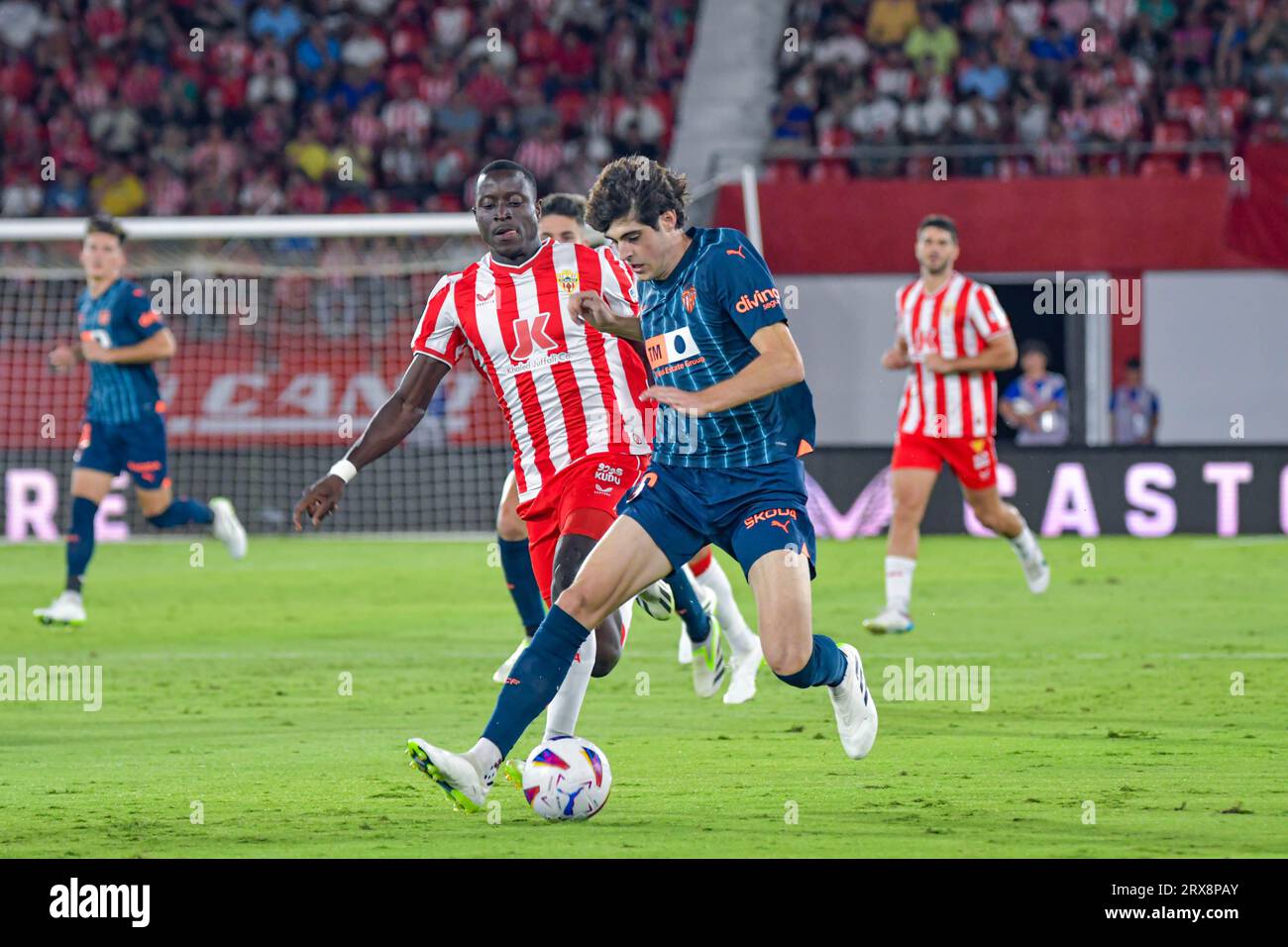 ALMERIA, SPANIEN - 23. SEPTEMBER: Javi Guerra von Valencia CF kontrolliert den Ball während des Spiels zwischen UD Almeria und Valencia CF von La Liga EA Sports am 23. September 2023 im Power Horse Stadium in Almeria, Spanien. (Foto von Samuel Carreño) Credit: PX Images/Alamy Live News Stockfoto