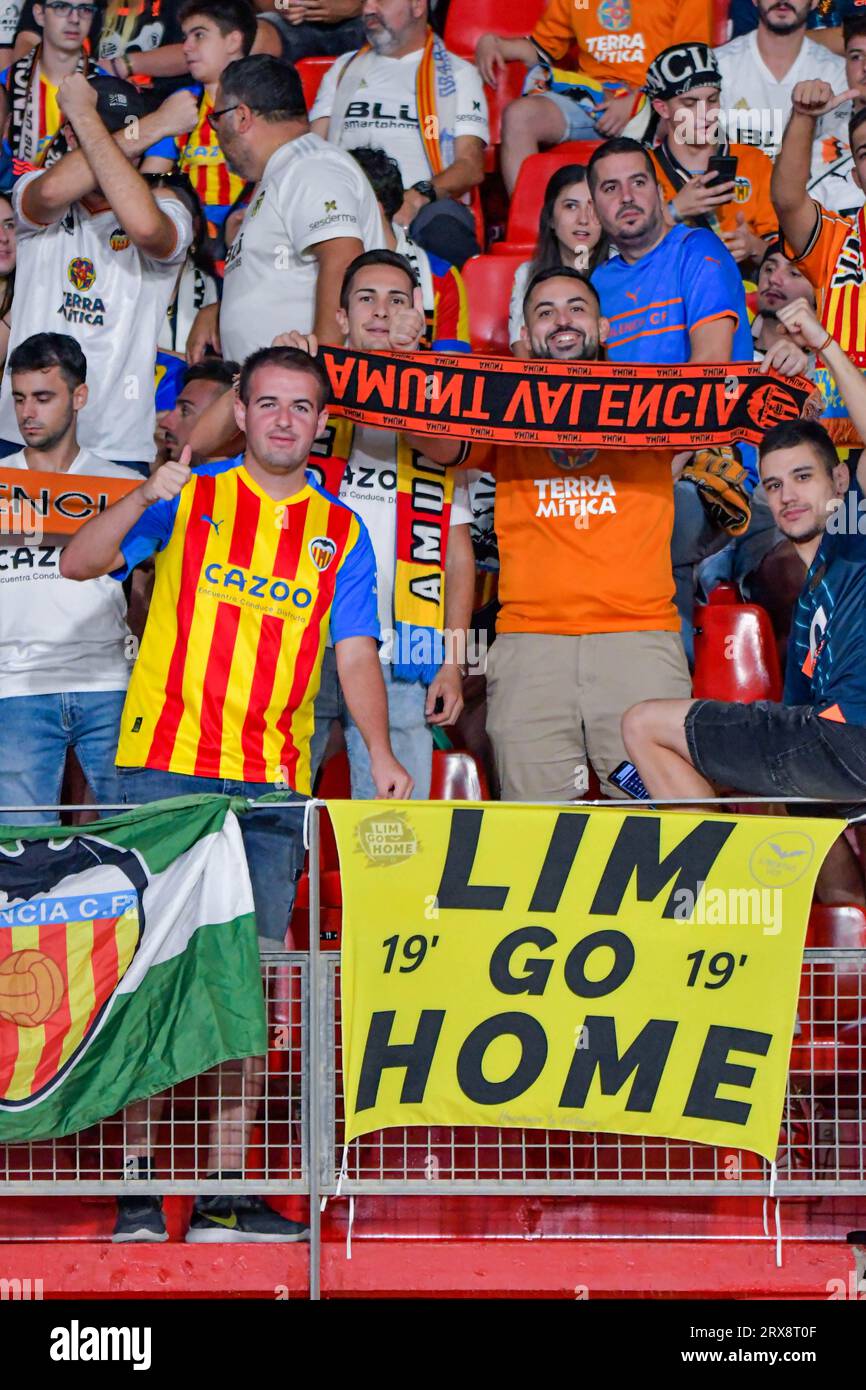 23. September 2023: Valencia-Fans vor dem Spiel zwischen UD Almeria und Valencia CF von La Liga EA Sports am 23. September 2023 im Power Horse Stadium in Almeria, Spanien. (Foto von Samuel CarreÃ±o) (Bildausschnitt: © Samuel CarreÃ±O/PX Imagens über ZUMA Press Wire) NUR REDAKTIONELLE VERWENDUNG! Nicht für kommerzielle ZWECKE! Stockfoto