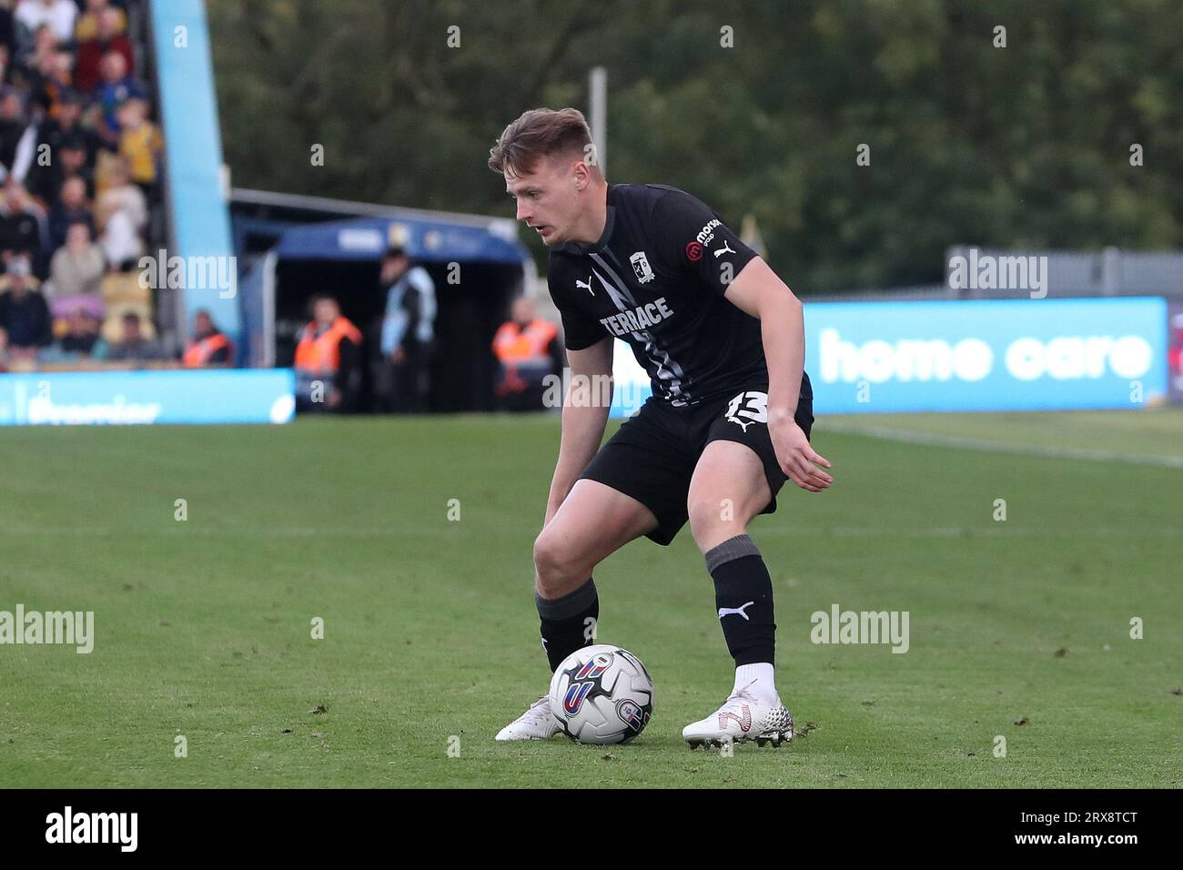 Tom White of Barrow während des Spiels der Sky Bet League 2 zwischen Mansfield Town und Barrow im One Call Stadium in Mansfield am Samstag, den 23. September 2023. (Foto: Mark Fletcher | MI News) Credit: MI News & Sport /Alamy Live News Stockfoto