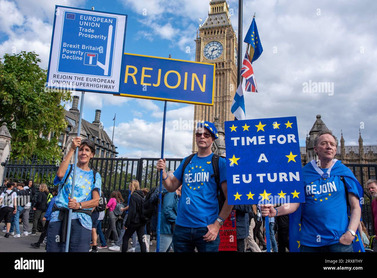 London, Großbritannien. September 2023. Die Demonstranten halten Plakate, die ihre Meinung während der Demonstration zum Ausdruck bringen. Tausende EU-freundliche Unterstützer versammelten sich in Central London zum ersten „Nationalen Wiedereintritt in die EU“, um einen Wiedereintritt in die EU zu fordern, und marschierten dann gemeinsam zum Parlamentsplatz. Quelle: SOPA Images Limited/Alamy Live News Stockfoto