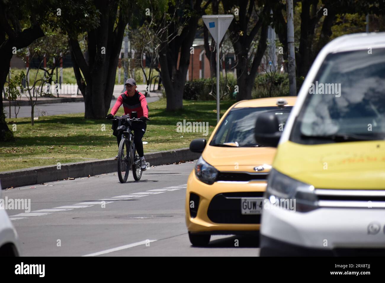 Bogota, Kolumbien. September 2023. Am zweiten Tag des Jahres ohne Fahrzeuge für den privaten Gebrauch in Bogota, Kolumbien, um die Luftverschmutzung zu reduzieren und die Luftqualität am 21. september 2023 zu verbessern. Foto: Cristian Bayona/Long Visual Press Credit: Long Visual Press/Alamy Live News Stockfoto