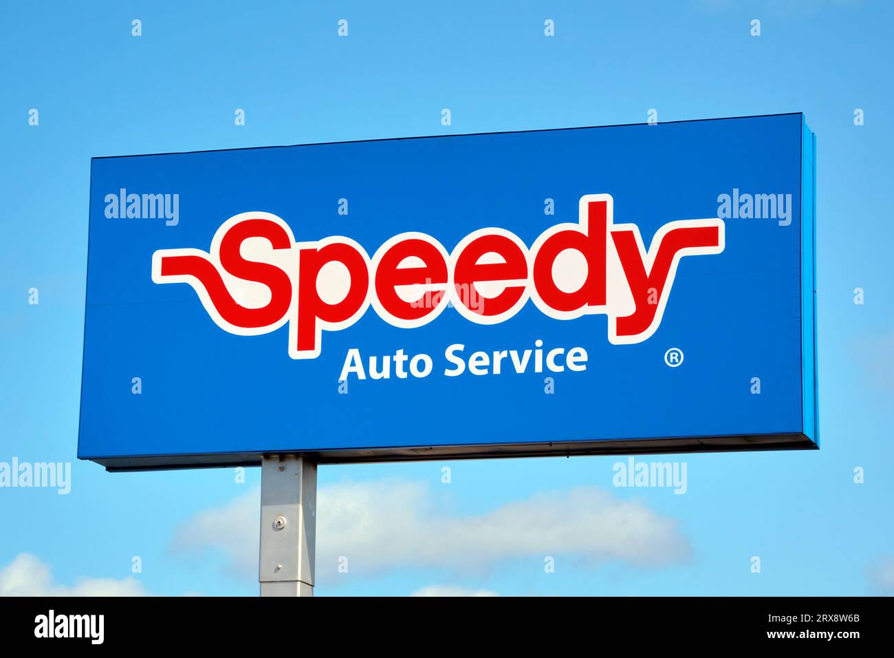 Das Schild „Speedy Auto Service“ fotografierte die Nahaufnahme am hellblauen Himmel. Stockfoto