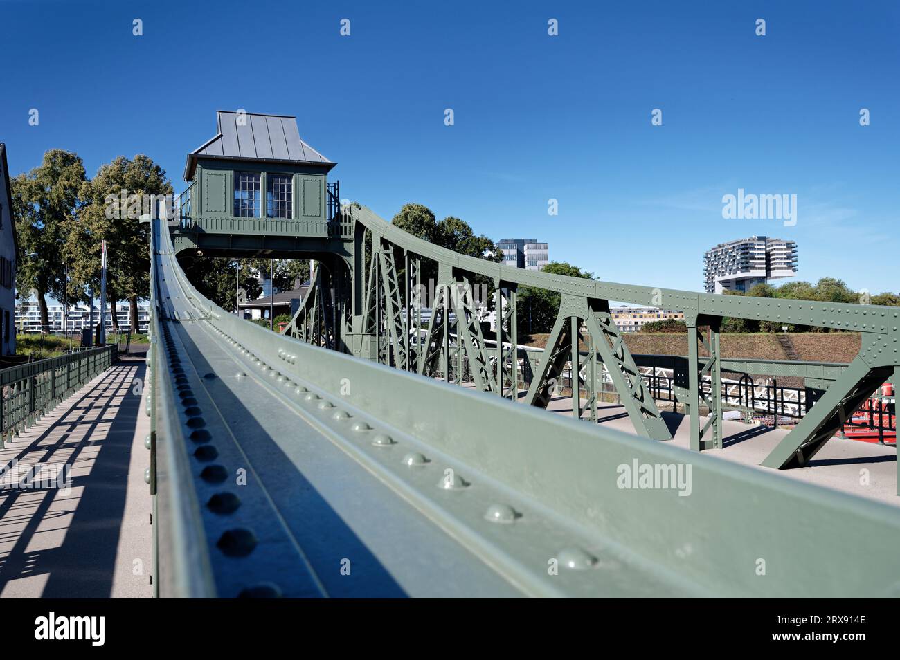Die frisch renovierte und bemalte historische Schwingbrücke am Eingang zum kölner deutz-Hafen im Sommer 2023 Stockfoto