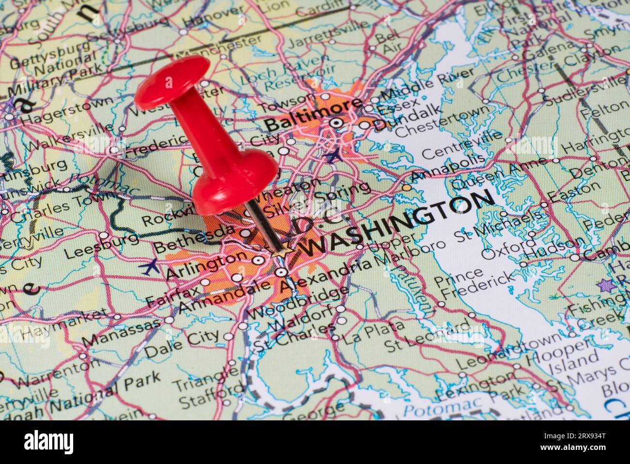 Ein roter Push-in auf einer Karte, auf der sich Washington DC befindet Stockfoto