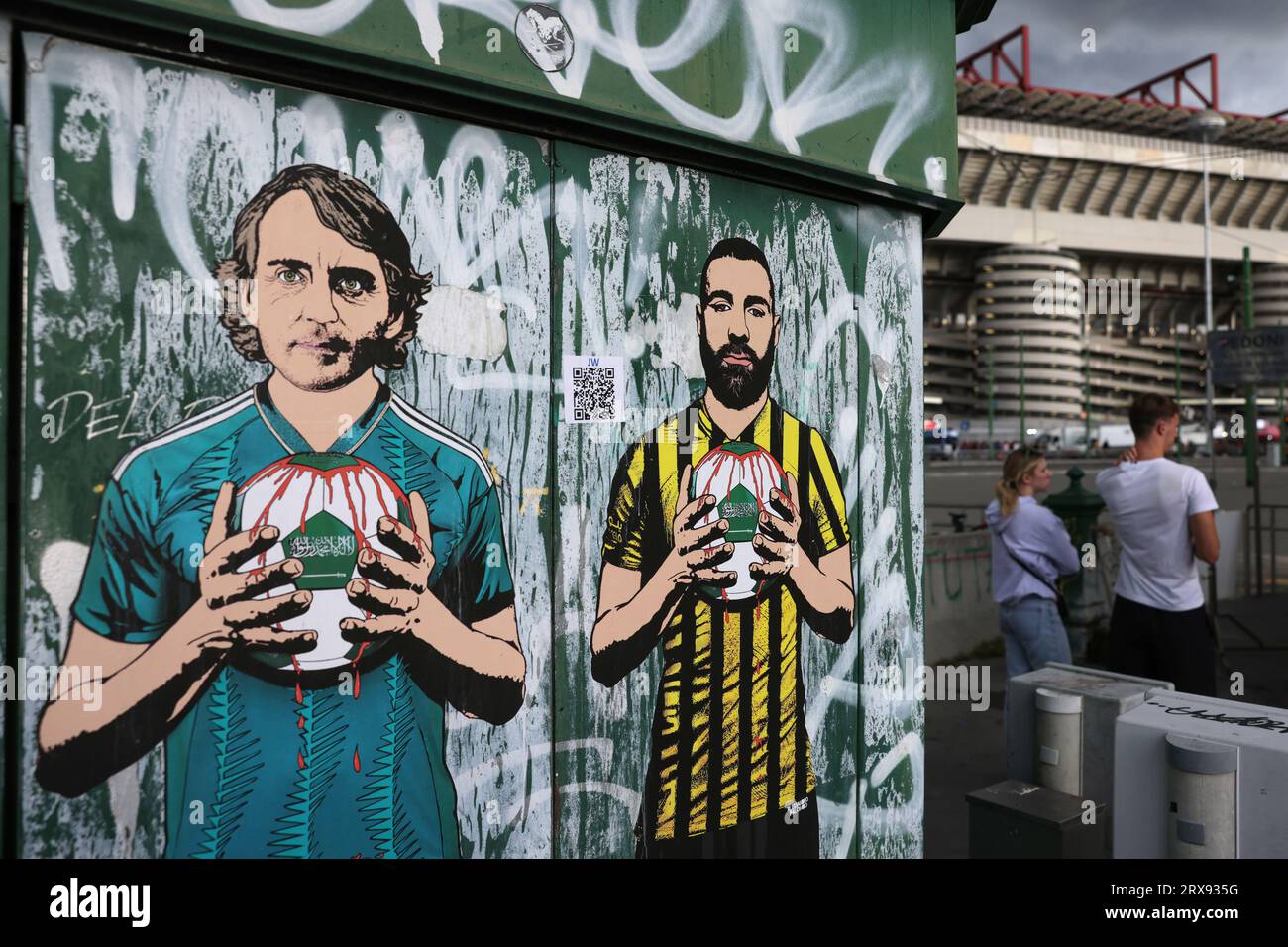 Mailand, Italien. September 2023. Street Art des Künstlers Alexsandro Palombo, der Roberto Mancini und Karim Benzema zeigt, die Fußbälle mit einem arabischen Satz halten und vor dem Spiel der Serie A in Giuseppe Meazza, Mailand, Blut spucken. Auf dem Bild sollte stehen: Jonathan Moscrop/Sportimage Credit: Sportimage Ltd/Alamy Live News Stockfoto