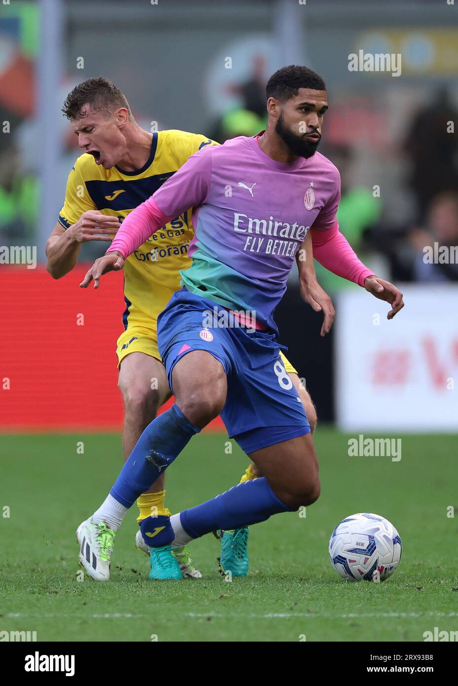 Mailand, Italien. September 2023. Ruben Loftus-Cheek vom AC Mailand trifft während des Spiels der Serie A in Giuseppe Meazza, Mailand, auf Pawel Dawidowicz von Hellas Verona. Auf dem Bild sollte stehen: Jonathan Moscrop/Sportimage Credit: Sportimage Ltd/Alamy Live News Stockfoto