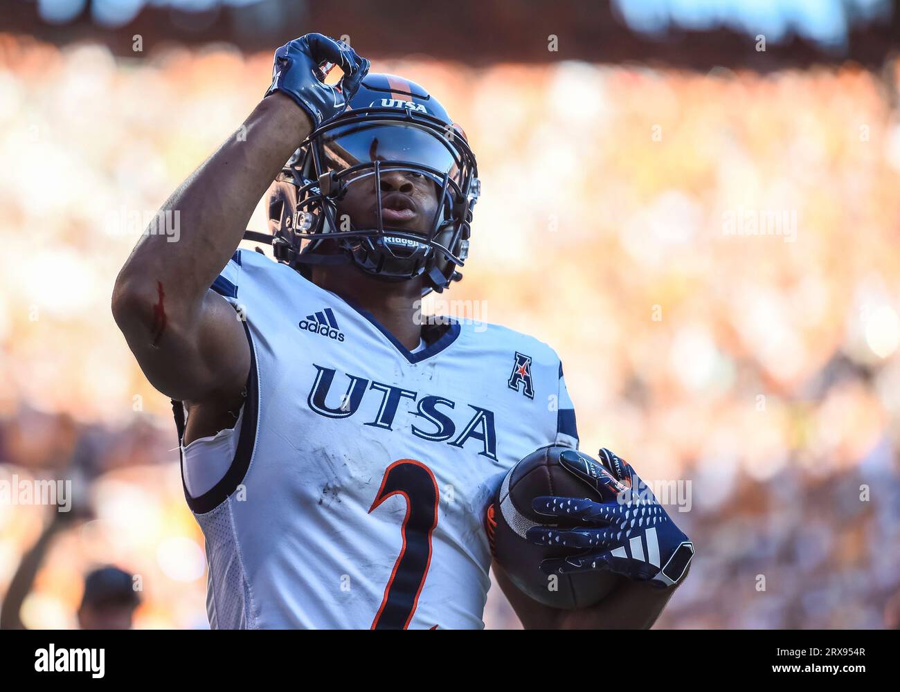 KNOXVILLE, TN - SEPTEMBER 23: UTSA Roadrunners wide receiver Joshua Cephus (2) celebrates after a touchdown during the college football game between the Tennessee Volunteers and the UTSA Roadrunners on September 23, 2023, at Neyland Stadium, in Knoxville, TN. (Photo by Bryan Lynn/Icon Sportswire) (Icon Sportswire via AP Images) Stockfoto