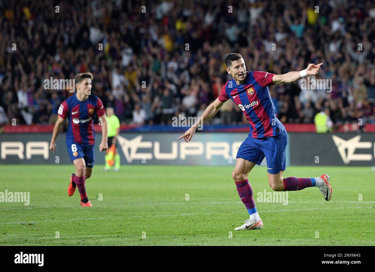 Barcelona, Spanien. September 2023. Robert Lewandowski (R) aus Barcelona feiert am 23. September 2023 ein Tor bei einem Fußballspiel der La Liga zwischen Barcelona und Celta Vigo in Barcelona, Spanien. Quelle: Joan Gosa/Xinhua/Alamy Live News Stockfoto