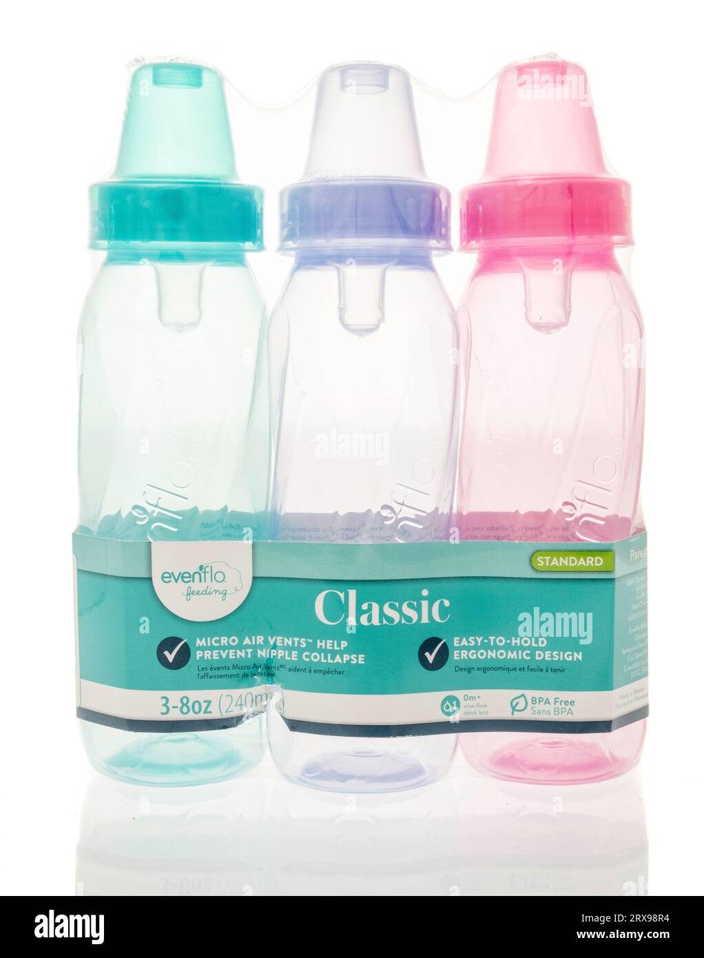 Winneconne, WI - 26. August 2023: Ein Paket klassischer Evenflow Babyflaschen auf einem isolierten Hintergrund Stockfoto