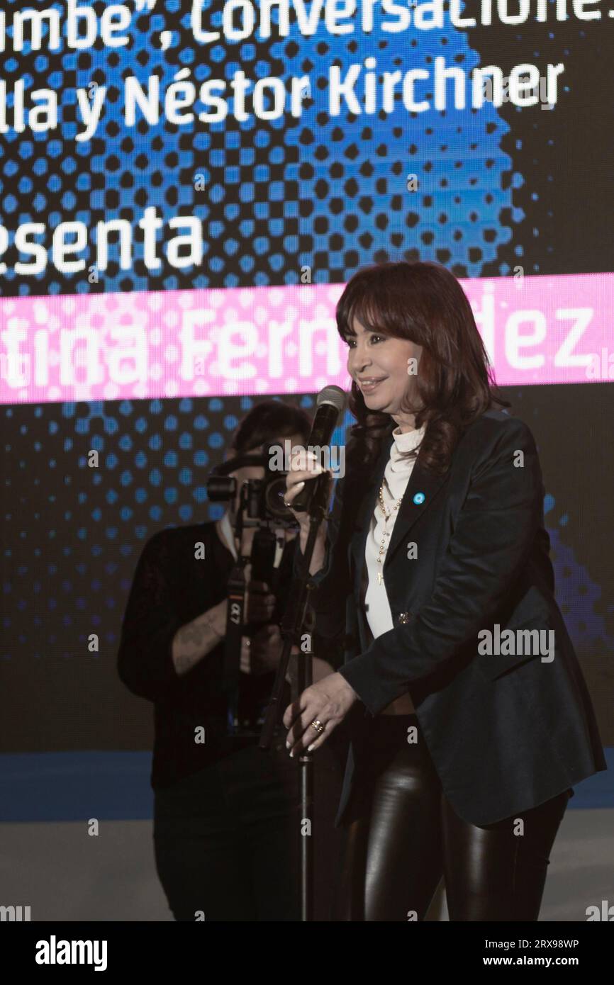 Buenos Aires, Argentinien. September 2023. Die derzeitige Vizepräsidentin und ehemalige Präsidentin der Nation Cristina Fernández de Kirchner stellte die Neuauflage des Buches Después del derrumbe, Conversaciones de Torcuato Di Tella y Néstor Kirchner an der Universidad Metropolitana para la Educación y el Trabajo (UMET) vor. Nach der Präsentation sprach sie mit ihren Unterstützern außerhalb der Universität. (Quelle: Esteban Osorio/Alamy Live News) Stockfoto