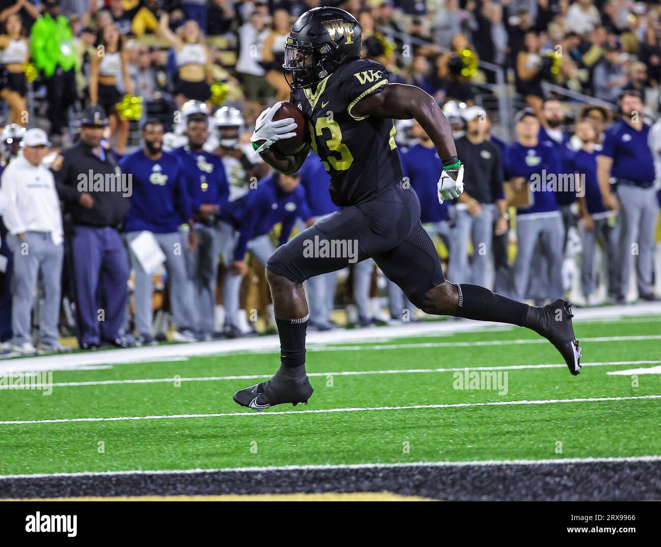 23. September 2023: Demond Claiborne (23) spielt den Ball für einen Towndown. NCAA-Fußballspiel zwischen der Georgia Tech University und der Wake Forest University im Allegacy Federal Credit Union Stadium, Winston Salem, North Carolina. David Beach/CSM (Bildausschnitt: © David Beach/Cal Sport Media) Bildausschnitt: CAL Sport Media/Alamy Live News Stockfoto