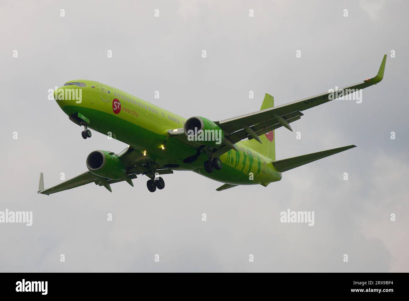 SANKT PETERSBURG, RUSSLAND - 03. JULI 2016: Boeing 737 Next Gen (VP-BDH) der 'S7'-Fluggesellschaft Nahaufnahme des Dämmerungshimmels Stockfoto