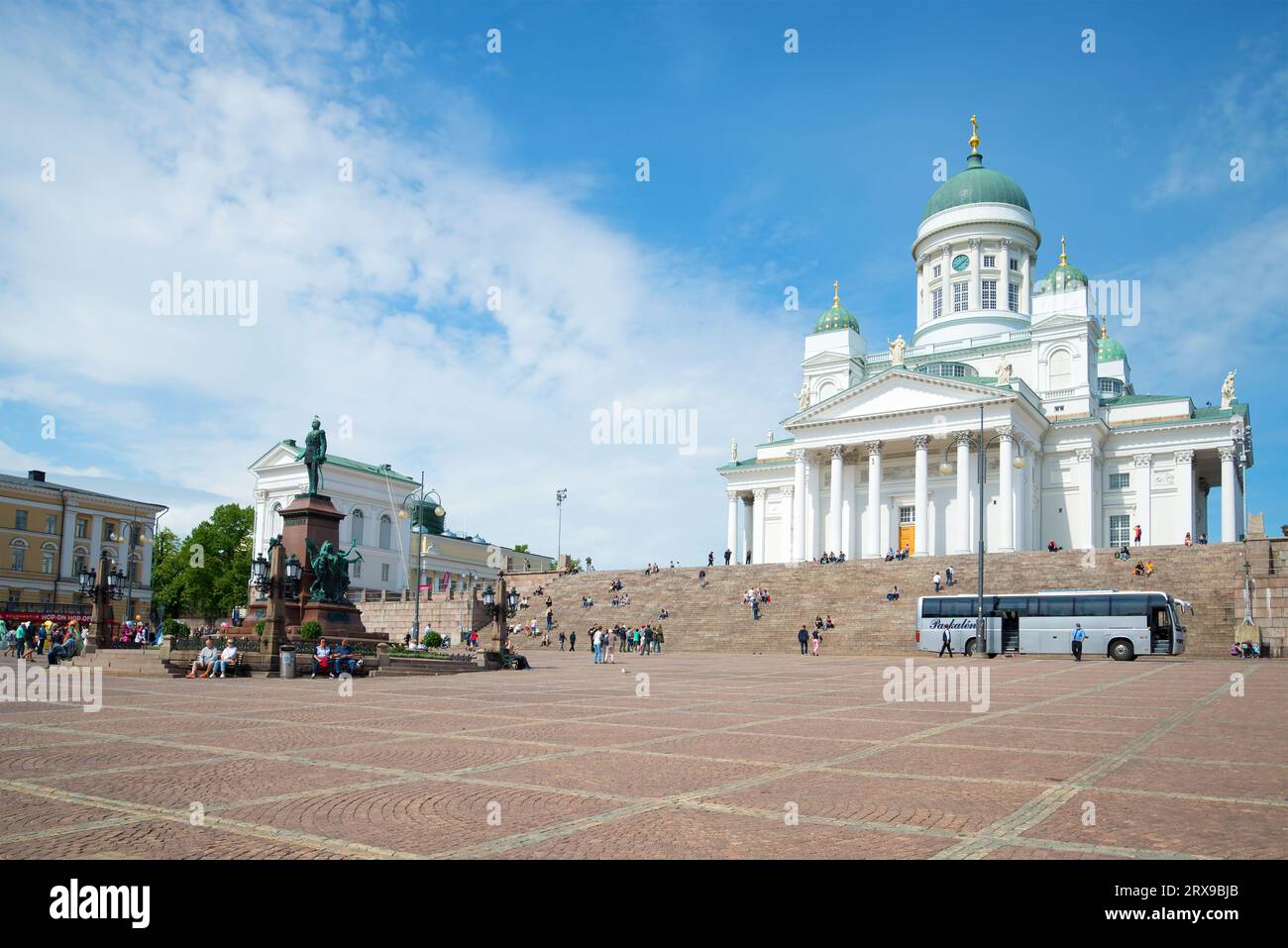HELSINKI, FINNLAND - 11. JUNI 2017: Denkmal für den russischen Kaiser Alexander II. Und die Kathedrale St. Nikolaus auf dem Senatsplatz Stockfoto