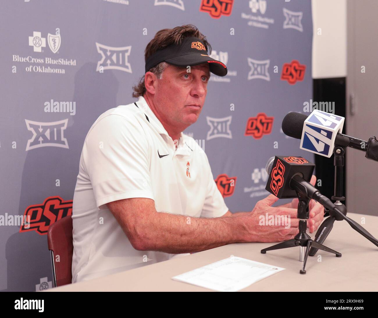 Ames, IA, USA. September 2023. Oklahoma State Head Coach Mike Gundy auf der Pressekonferenz nach dem NCAA-Fußballspiel zwischen den Oklahoma State Cowboys und den Iowa State Cyclones im Jack Trice Stadium in Ames, IA. Kyle Okita/CSM (Bild: © Kyle Okita/Cal Sport Media). Credit: csm/Alamy Live News Credit: CAL Sport Media/Alamy Live News Stockfoto