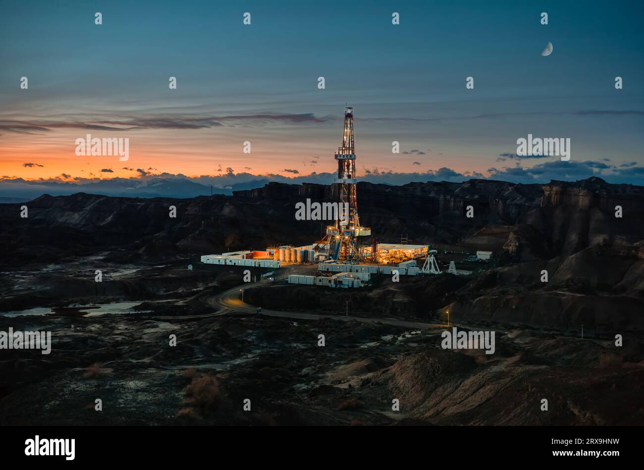 Die Ölplattform im Nachthimmel Stockfoto