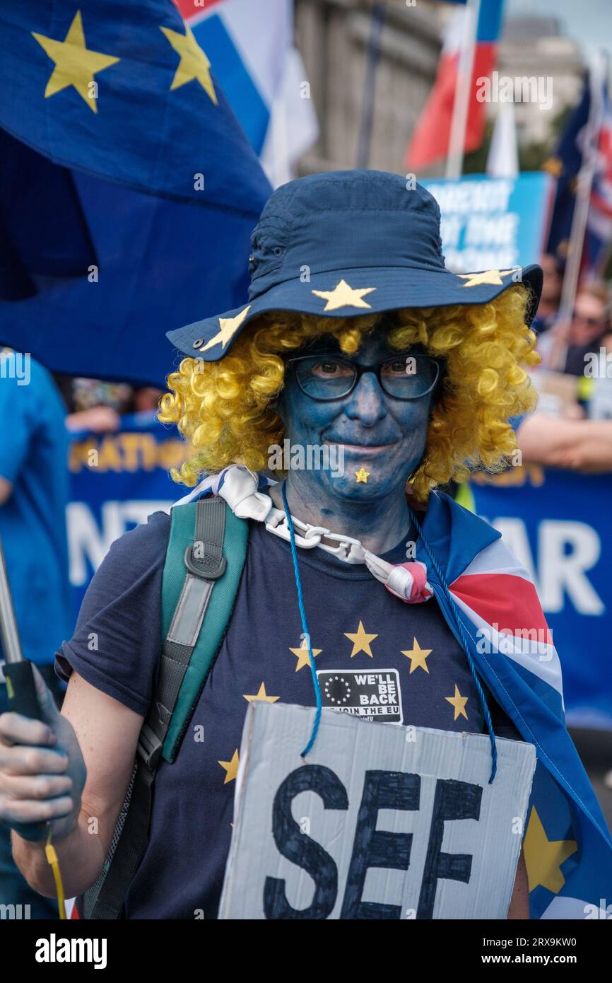 London, Großbritannien. September 2023. Leidenschaftliche Erinnerungen im Vereinigten Königreich fordern die Rückkehr der Nation in die Europäische Union. In der Post-Brexit-Landschaft betonen sie Einheit, gemeinsame Werte und die Vorteile der EU-Mitgliedschaft. Quelle: Ehimetalor Unuabona/Alamy Live News Stockfoto