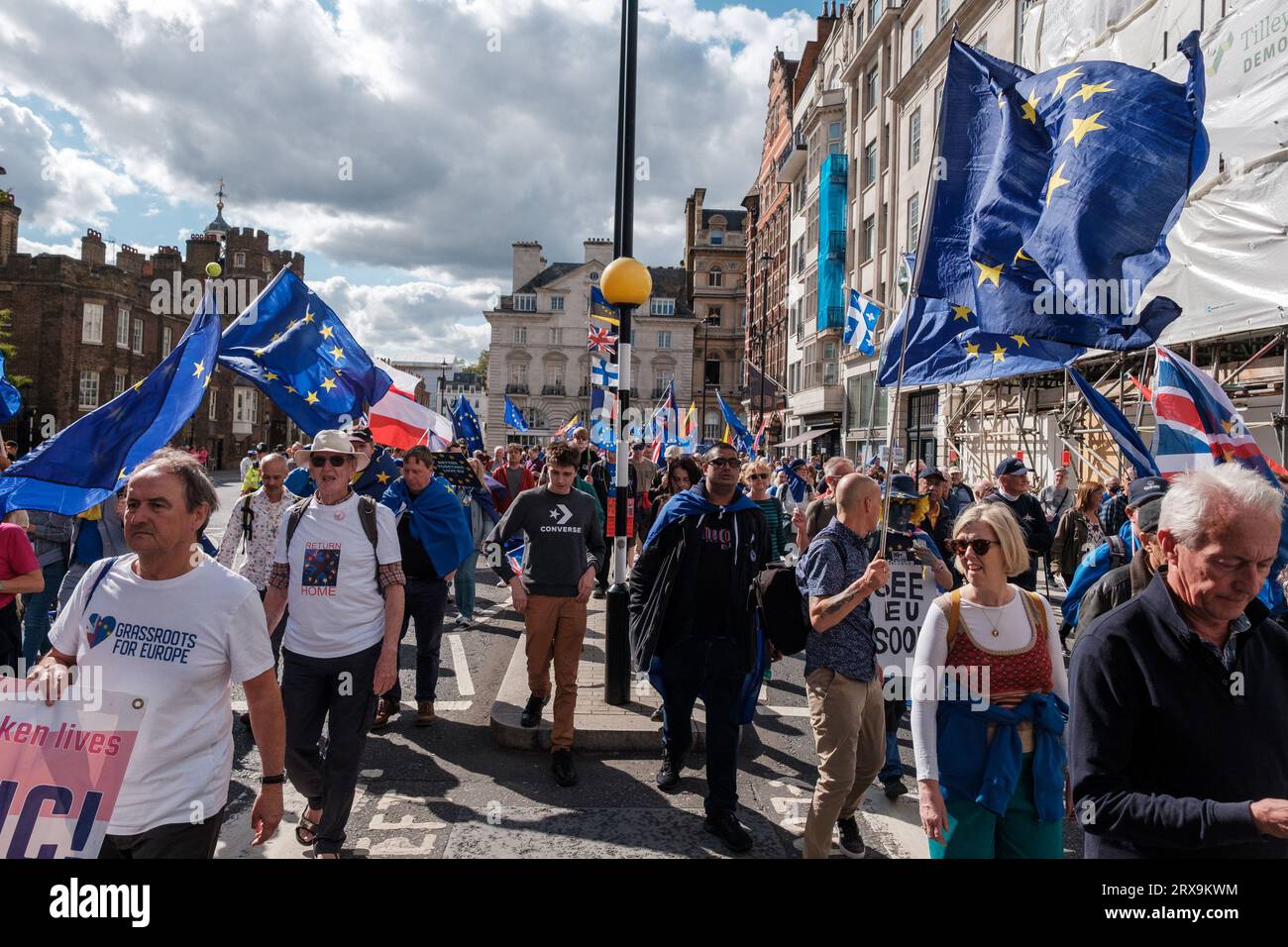 London, Großbritannien. September 2023. Leidenschaftliche Erinnerungen im Vereinigten Königreich fordern die Rückkehr der Nation in die Europäische Union. In der Post-Brexit-Landschaft betonen sie Einheit, gemeinsame Werte und die Vorteile der EU-Mitgliedschaft. Quelle: Ehimetalor Unuabona/Alamy Live News Stockfoto