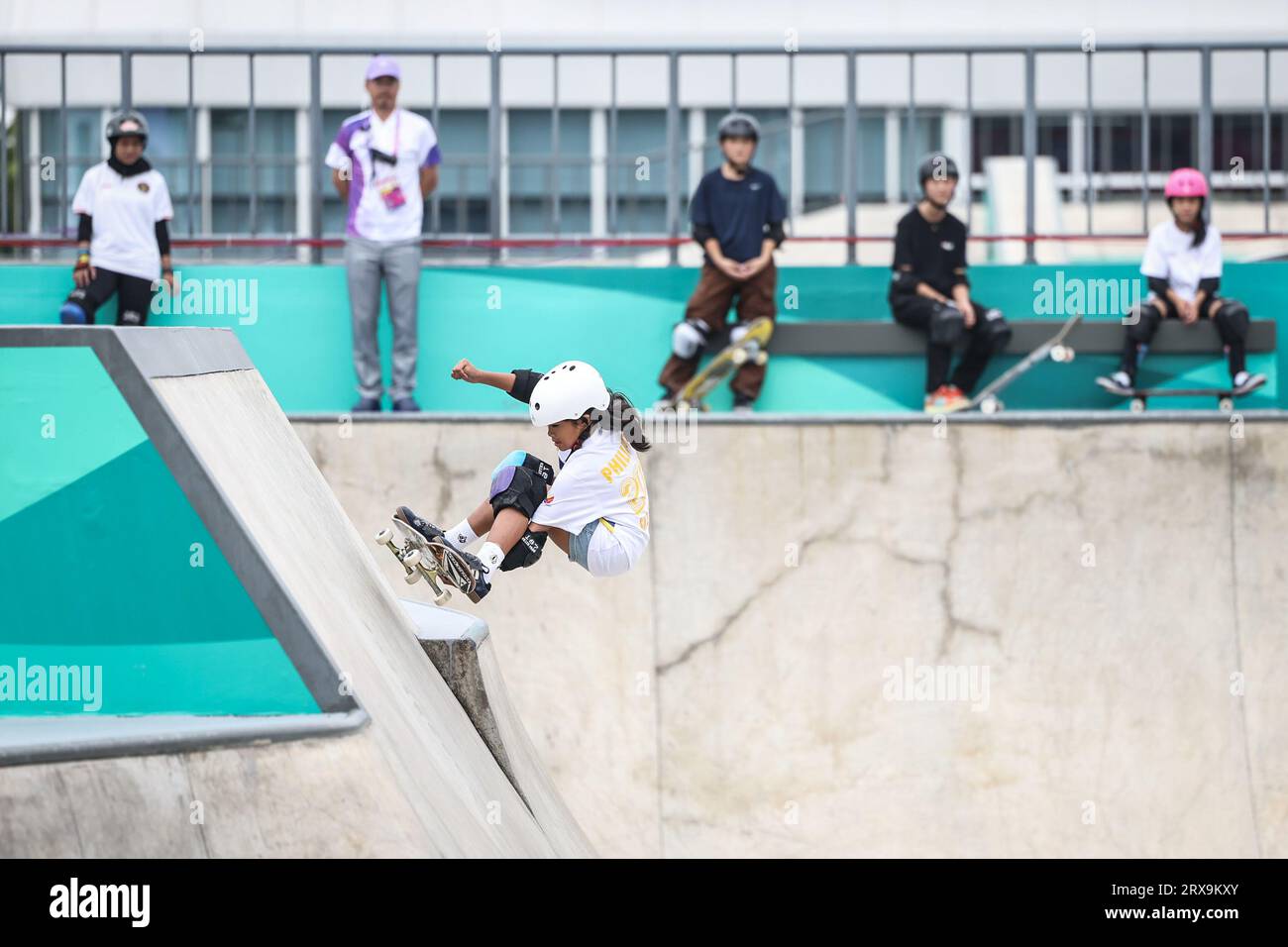 (230924) --HANGZHOU, 24. September 2023 (Xinhua) -- Mazel Paris Alegado (Down) der Philippinen tritt während der Women's Park Qualification Heat of Skateboarding bei den 19. Asienspielen in Hangzhou, Ostchinesische Provinz Zhejiang, am 24. September 2023 an. (Xinhua/Pan Yulong) Stockfoto