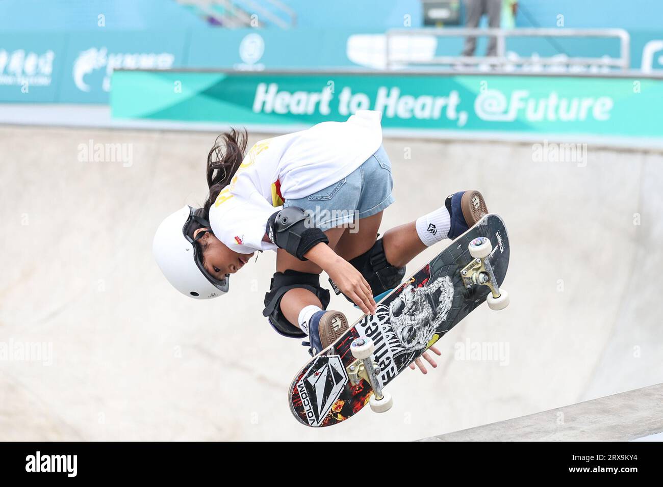 (230924) --HANGZHOU, 24. September 2023 (Xinhua) -- Mazel Paris Alegado von den Philippinen tritt während der Women's Park Qualification Heat of Skateboarding bei den 19. Asienspielen in Hangzhou in der ostchinesischen Provinz Zhejiang am 24. September 2023 an. (Xinhua/Pan Yulong) Stockfoto