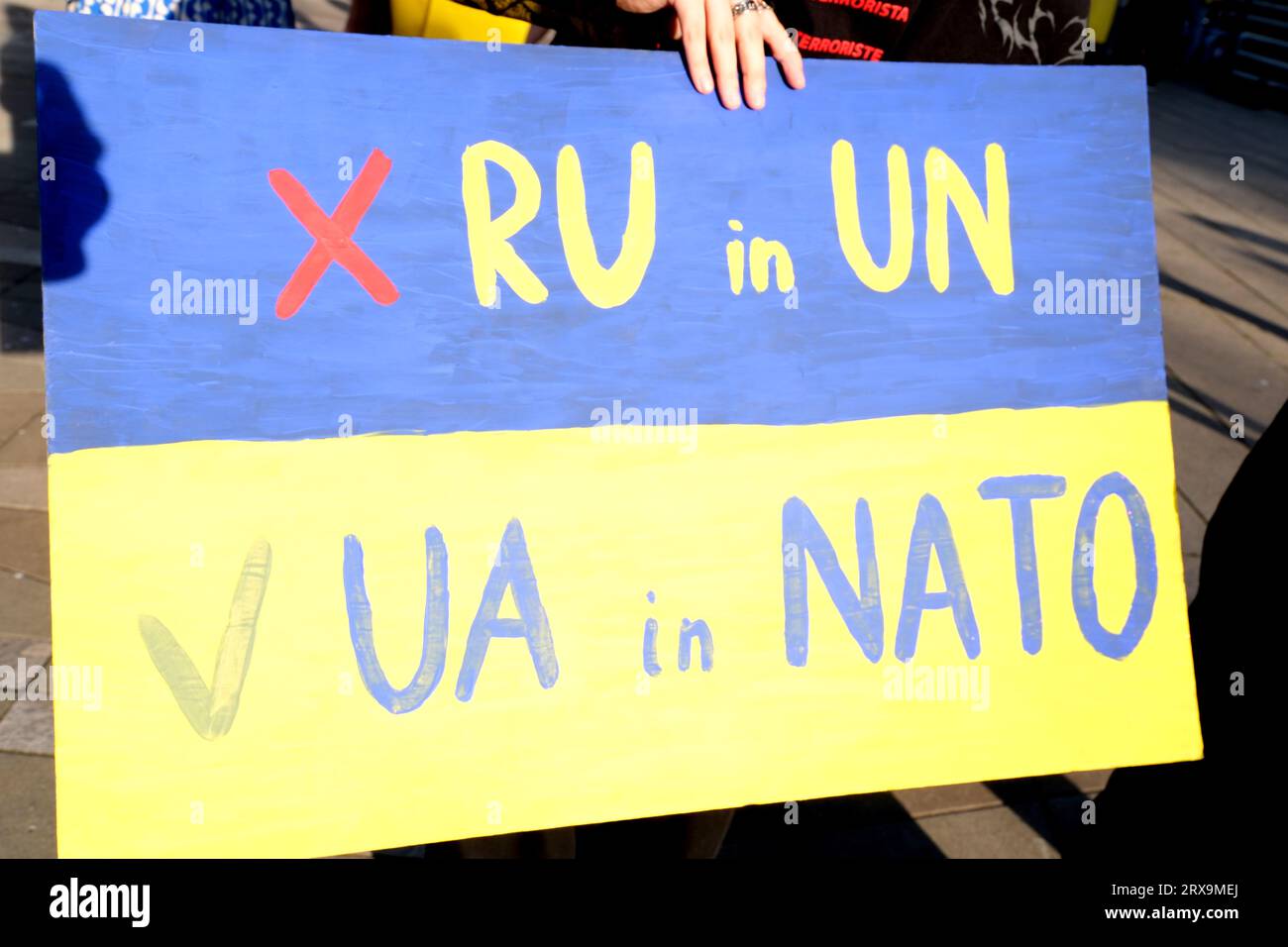 Demonstration in Kanada im Stadtzentrum gegen den Krieg in der Ukraine Menschen mit ukrainischen Flaggen, die bestickte Hemden in traditioneller nationaler Kleidung tragen Poster Kanada. Vancouver Stockfoto