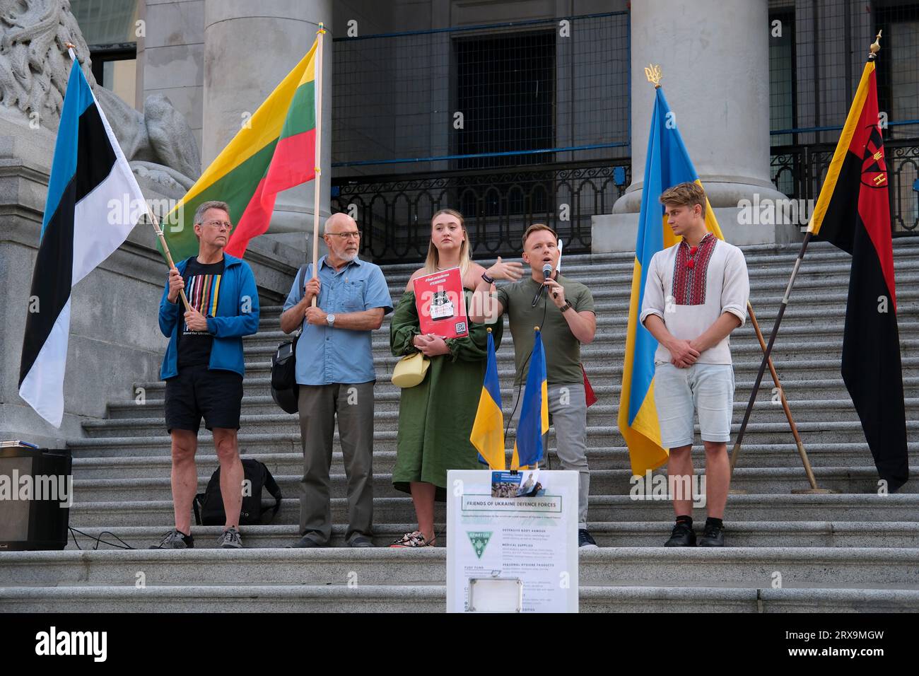 Demonstration in Kanada im Stadtzentrum gegen den Krieg in der Ukraine Menschen mit ukrainischen Flaggen, die bestickte Hemden in traditioneller nationaler Kleidung tragen Poster Kanada Vancouver 09.23.2023 Stockfoto