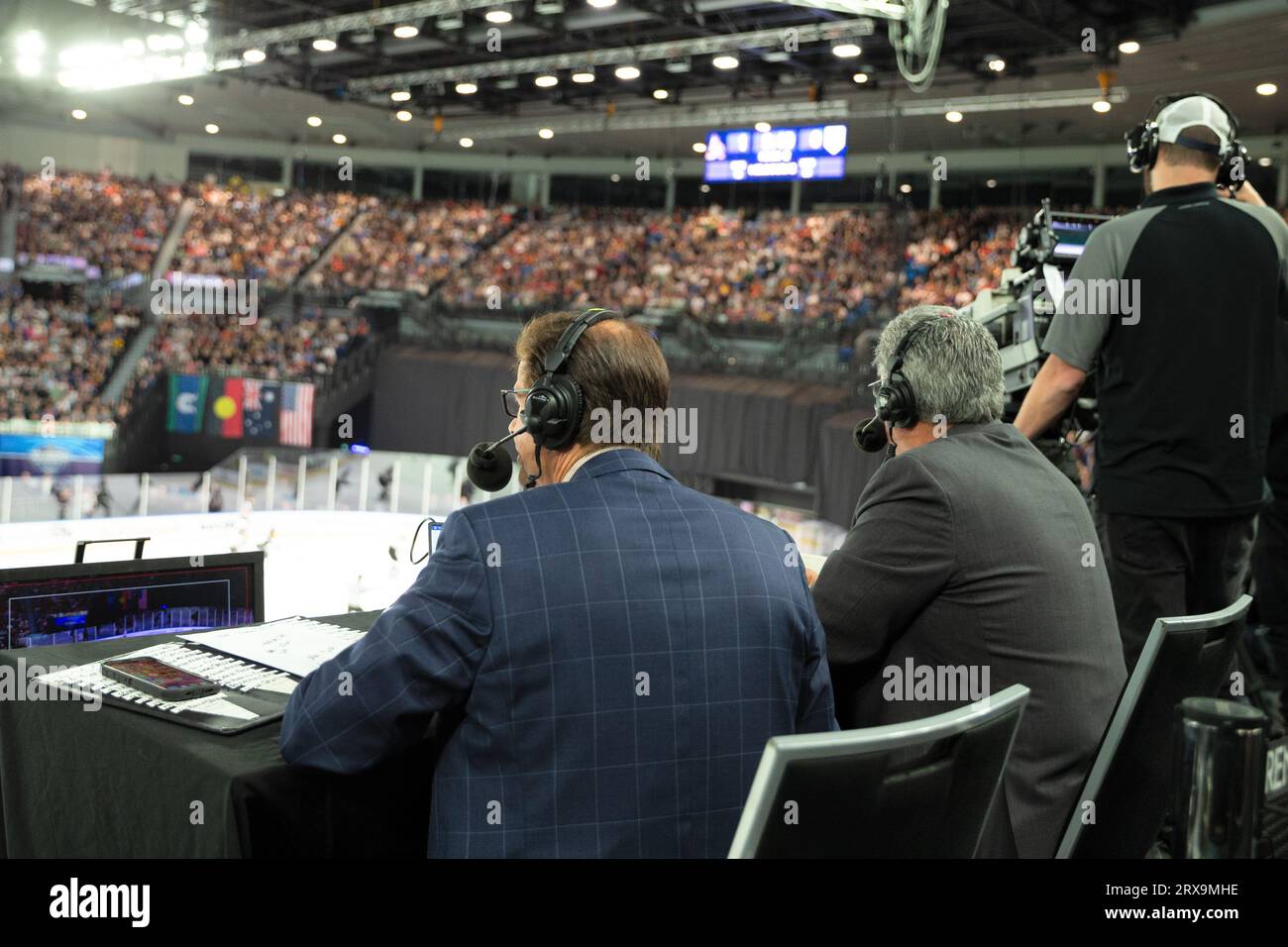 Melbourne, Australien, 24. September 2023. Fernsehmoderatoren sind während des NHL Global Series-Spiels zwischen den Los Angeles Kings und den Arizona Coyotes in der Rod Laver Arena am 24. September 2023 in Melbourne, Australien, aktiv. Quelle: Dave Hewison/Speed Media/Alamy Live News Stockfoto