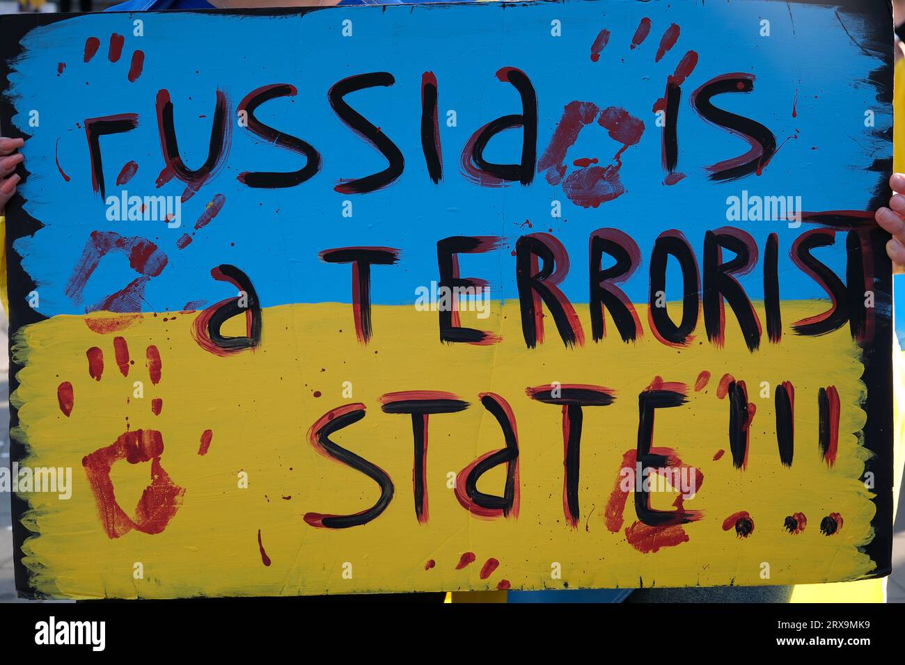 Demonstration in Kanada im Stadtzentrum gegen den Krieg in der Ukraine Menschen mit ukrainischen Flaggen, die bestickte Hemden in traditioneller nationaler Kleidung tragen Poster Kanada. Vancouver Stockfoto