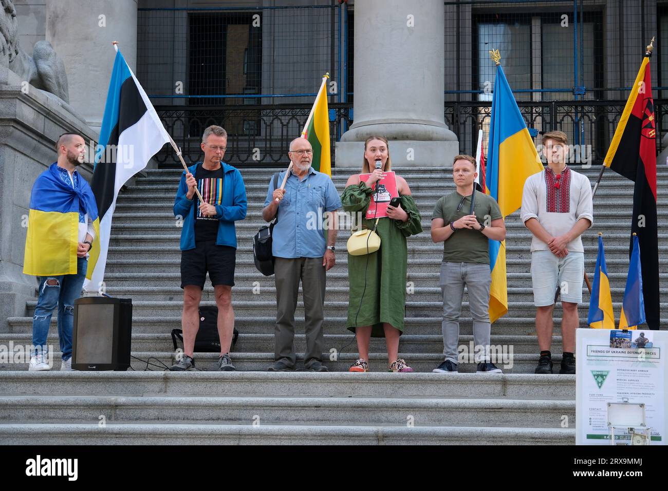 Demonstration in Kanada im Stadtzentrum gegen den Krieg in der Ukraine Menschen mit ukrainischen Flaggen, die bestickte Hemden in traditioneller nationaler Kleidung tragen Poster Kanada Vancouver 09.23.2023 Stockfoto