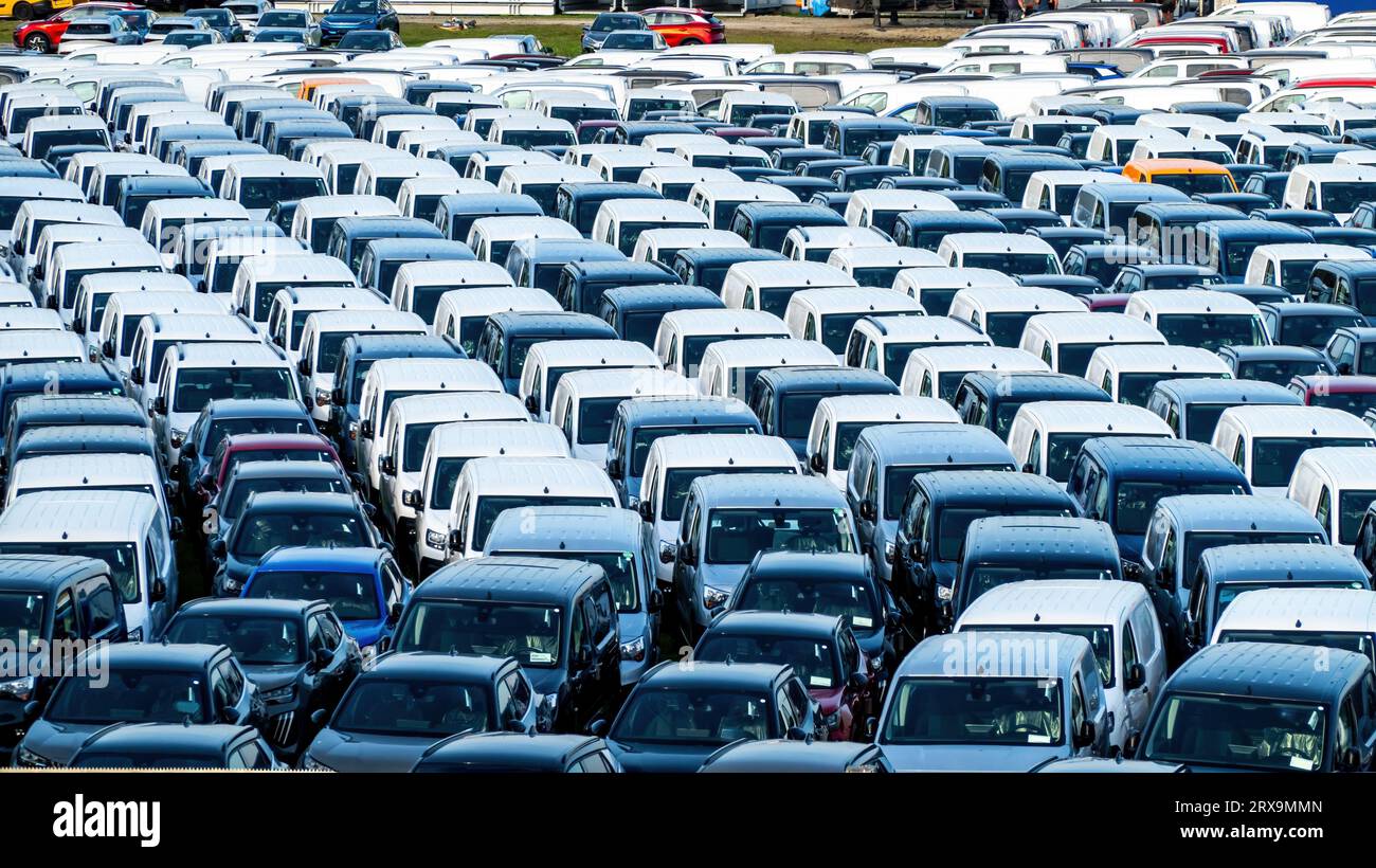 Autos in einer Schlange warten auf den Autotransport Stockfoto