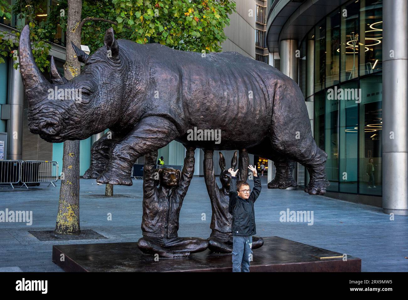 London, Großbritannien. September 2023. Der Titel der Statue lautet „Rise up Rhino“, da ein Kind vorgibt, das Rhino hochzuhalten. Gillie und Marc Schattner sind ein australisches Künstlerpaar. Sie sind bekannt für ihre Mensch-Tier-Hybridskulpturen. Sie haben eine Open-Air-Ausstellung in London mit dem Titel "Love the Last", weil alle Tiere gefährdet sind. In den letzten 50 Jahren sind 70 % der Tiere weltweit verloren gegangen. Wir müssen sie retten. Quelle: SOPA Images Limited/Alamy Live News Stockfoto