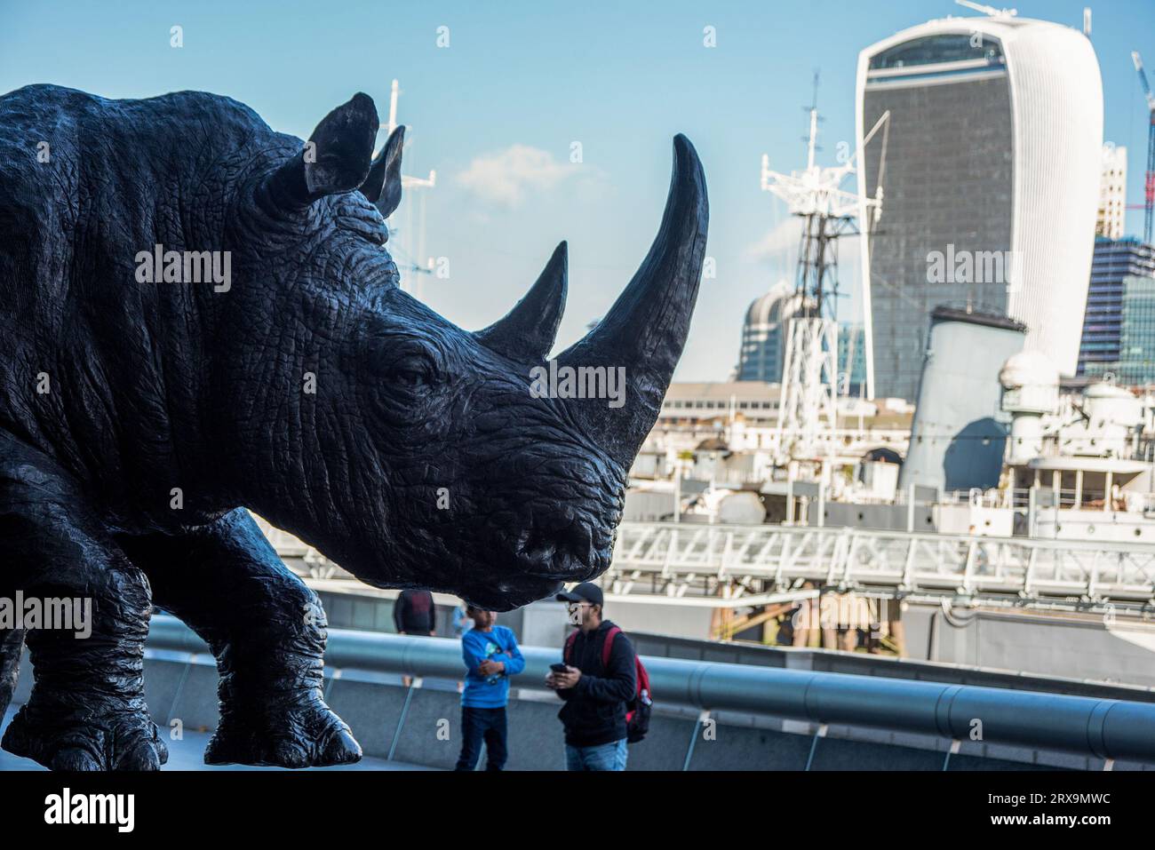 London, Großbritannien. September 2023. Der Titel der Statue lautet „Rise up Rhino“ und Wolkenkratzer im Hintergrund. Gillie und Marc Schattner sind ein australisches Künstlerpaar. Sie sind bekannt für ihre Mensch-Tier-Hybridskulpturen. Sie haben eine Open-Air-Ausstellung in London mit dem Titel "Love the Last", weil alle Tiere gefährdet sind. In den letzten 50 Jahren sind 70 % der Tiere weltweit verloren gegangen. Wir müssen sie retten. Quelle: SOPA Images Limited/Alamy Live News Stockfoto