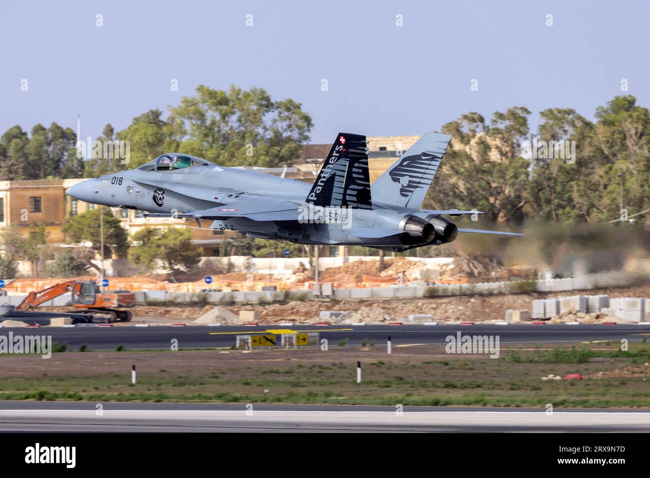 Schweiz Air Force McDonnell Douglas FA-18C Hornet (REG: J-5018) startet zur Ausstellung über St. Paul's Bay. Stockfoto