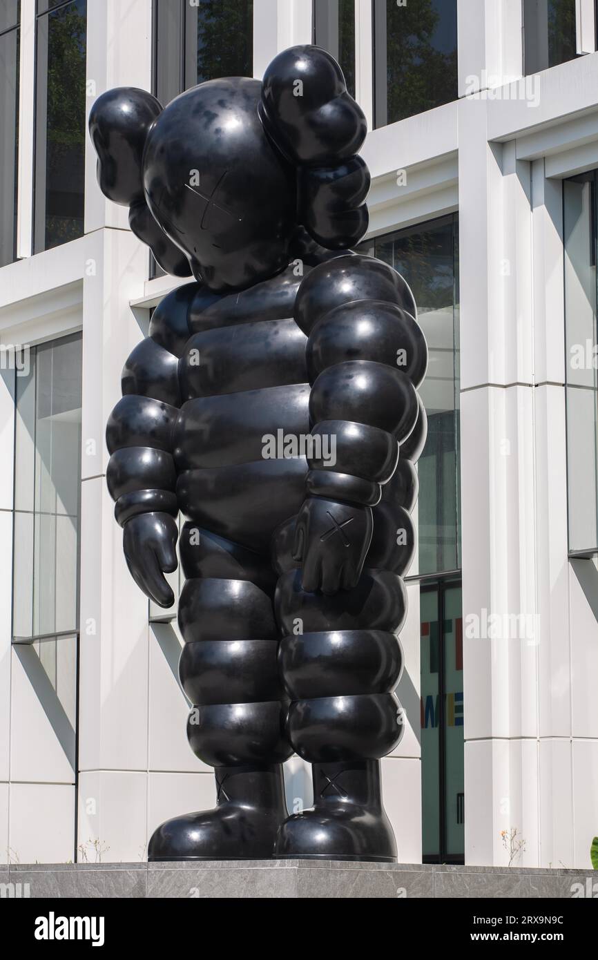 „Welche Partei“. Eine sechs Meter hohe Bronzeskulptur aus Kaws, vor dem Eingang eines Hotels. Stockfoto