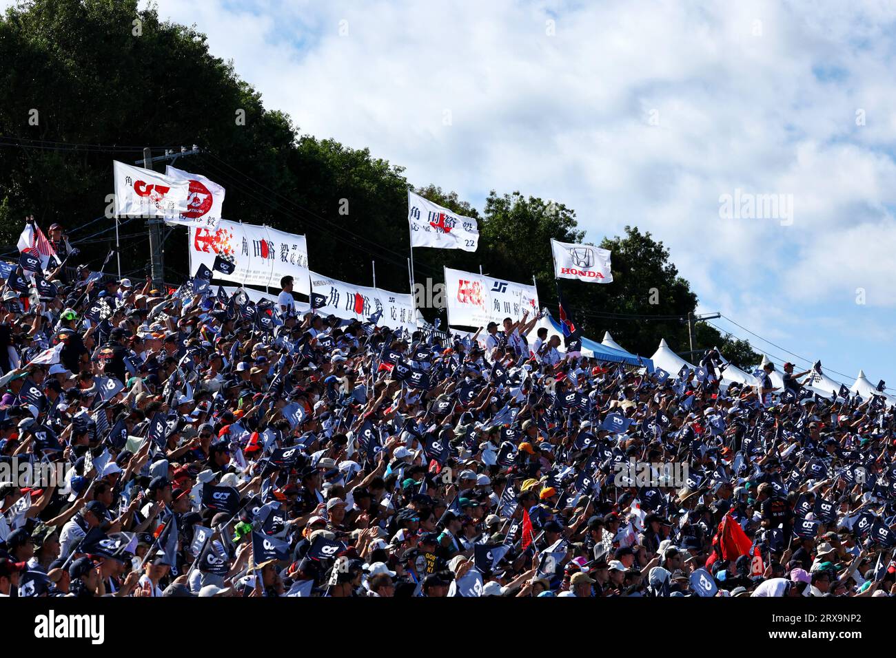 Suzuka, Japan. September 2023. Circuit Atmosphere – Fans auf der Tribüne. 24.09.2023. Formel-1-Weltmeisterschaft, Rd 17, Grand Prix Von Japan, Suzuka, Japan, Wettkampftag. Auf dem Foto sollte Folgendes stehen: XPB/Press Association Images. Quelle: XPB Images Ltd/Alamy Live News Stockfoto