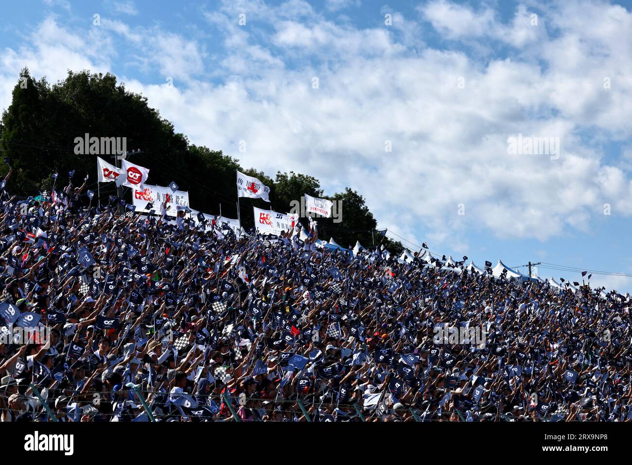 Suzuka, Japan. September 2023. Circuit Atmosphere – Fans auf der Tribüne. 24.09.2023. Formel-1-Weltmeisterschaft, Rd 17, Grand Prix Von Japan, Suzuka, Japan, Wettkampftag. Auf dem Foto sollte Folgendes stehen: XPB/Press Association Images. Quelle: XPB Images Ltd/Alamy Live News Stockfoto