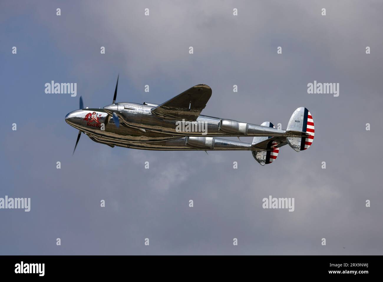 Red Bull (The Flying Bulls) Lockheed P-38L Lightning (Reg.: N25Y) startet zur ersten Anzeige für MIA 2023. Stockfoto