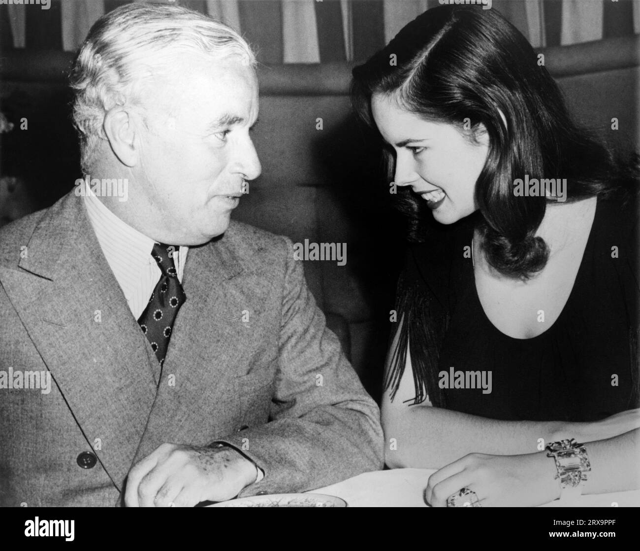 Charlie and Oona Chaplin, Associated Press Photo, 1944 Charlie Chaplin sitzt mit Ehefrau Oona im Hollywood Nightclub. Associated Press Photo, 1944. Stockfoto
