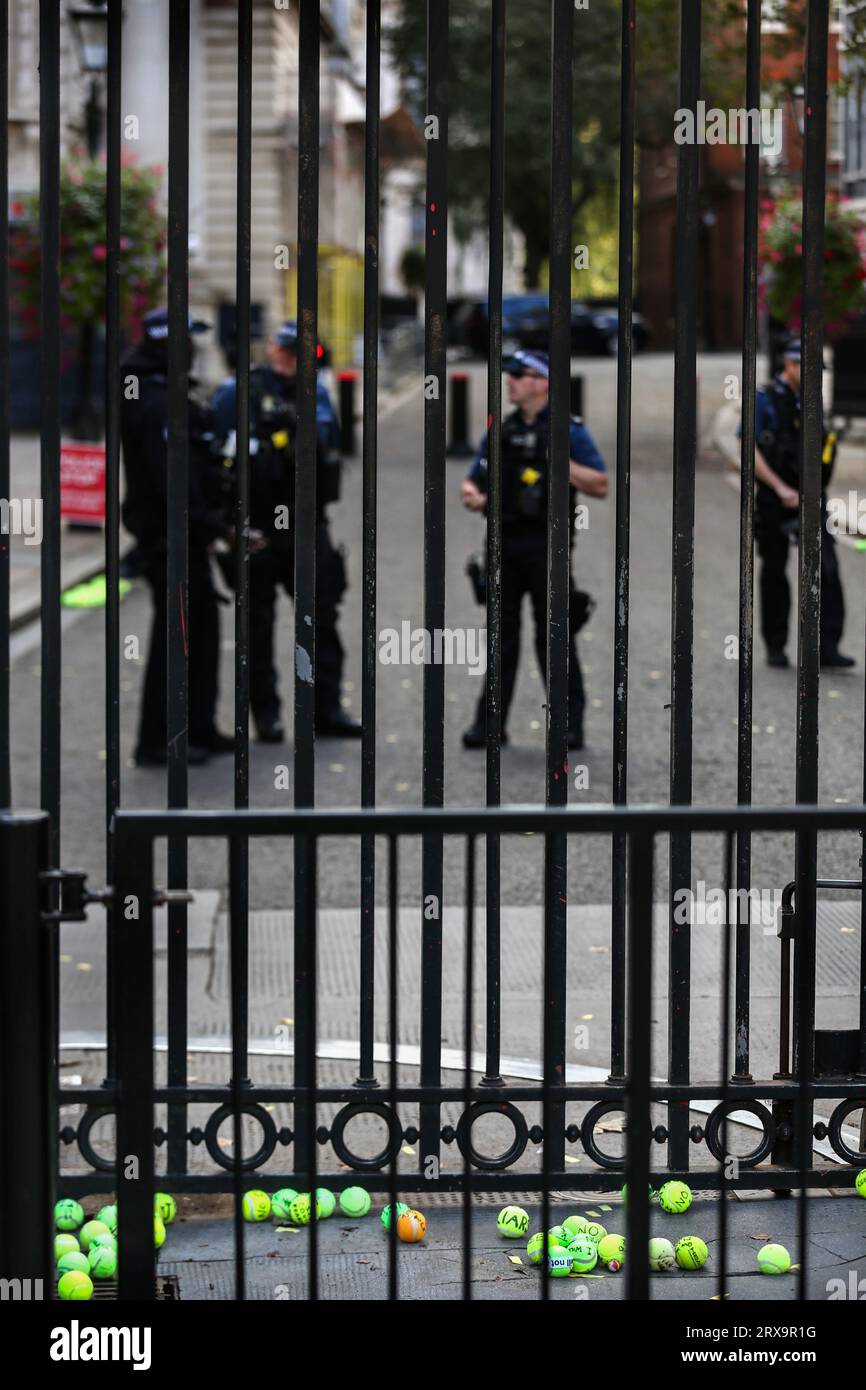 London, Großbritannien. September 2023. Bewaffnete Polizeibeamte stehen hinter den Schutztoren in der Downing Street, umgeben von Tennisbällen, auf denen sich die Demonstranten über den Zaun warfen. Diejenigen, die mit der Regierungspolitik nicht einverstanden sind, kommen zusammen, um deutlich zu machen, dass sie in ihrem täglichen Leben keine künftigen Einschränkungen einhalten werden. Sie sagen Nein zu bargeldlosen Gesellschaften, Niedrigemissionszonen, ungeprüften Impfstoffen, zukünftigen Lockdowns oder Maskierungen, intelligenten Städten und lästigen grünen Steuern. Quelle: SOPA Images Limited/Alamy Live News Stockfoto